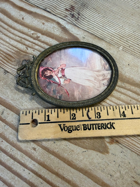 Vintage mini frame with pinkie in it