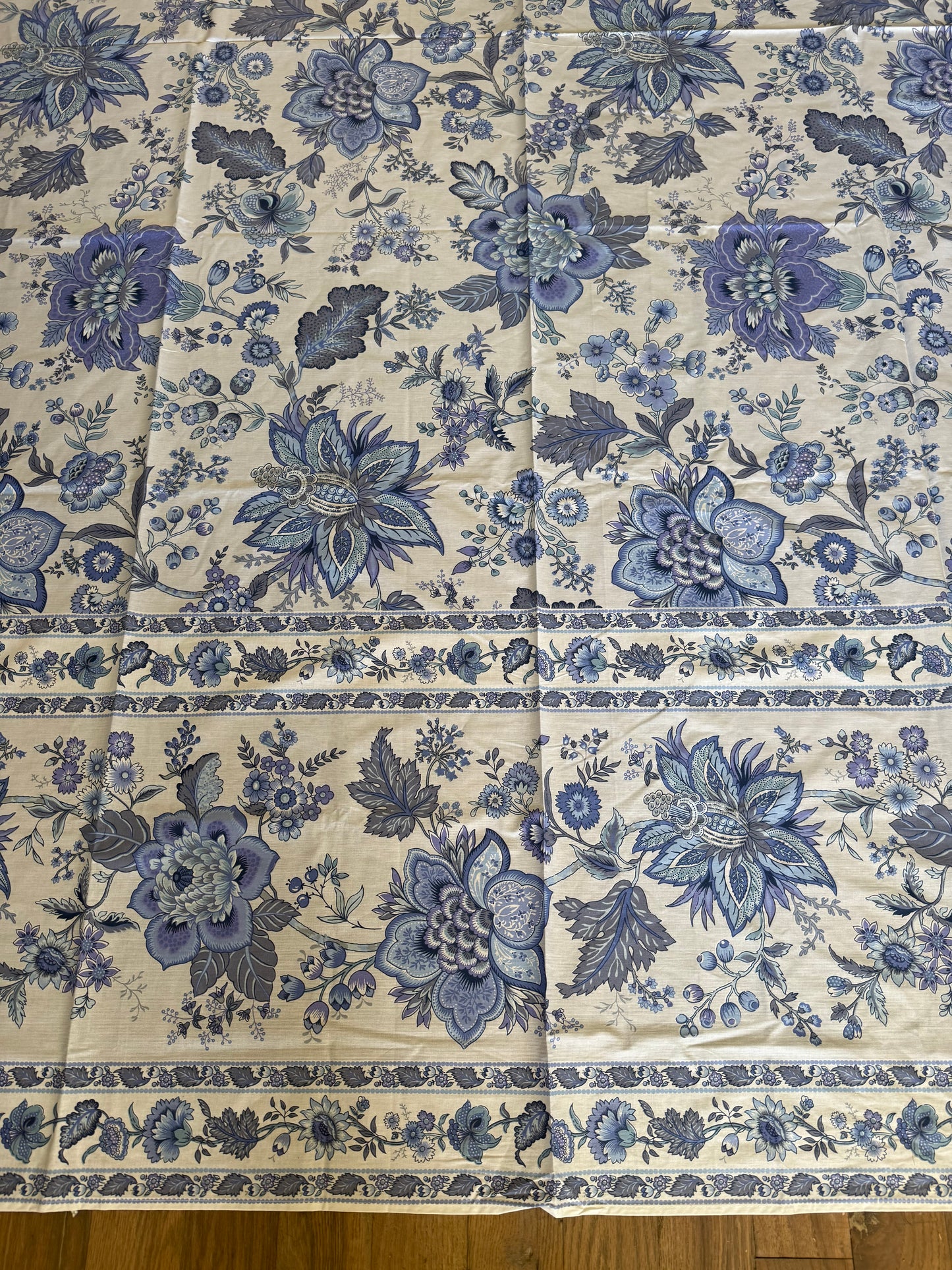 Blue and white tablecloth 110x70