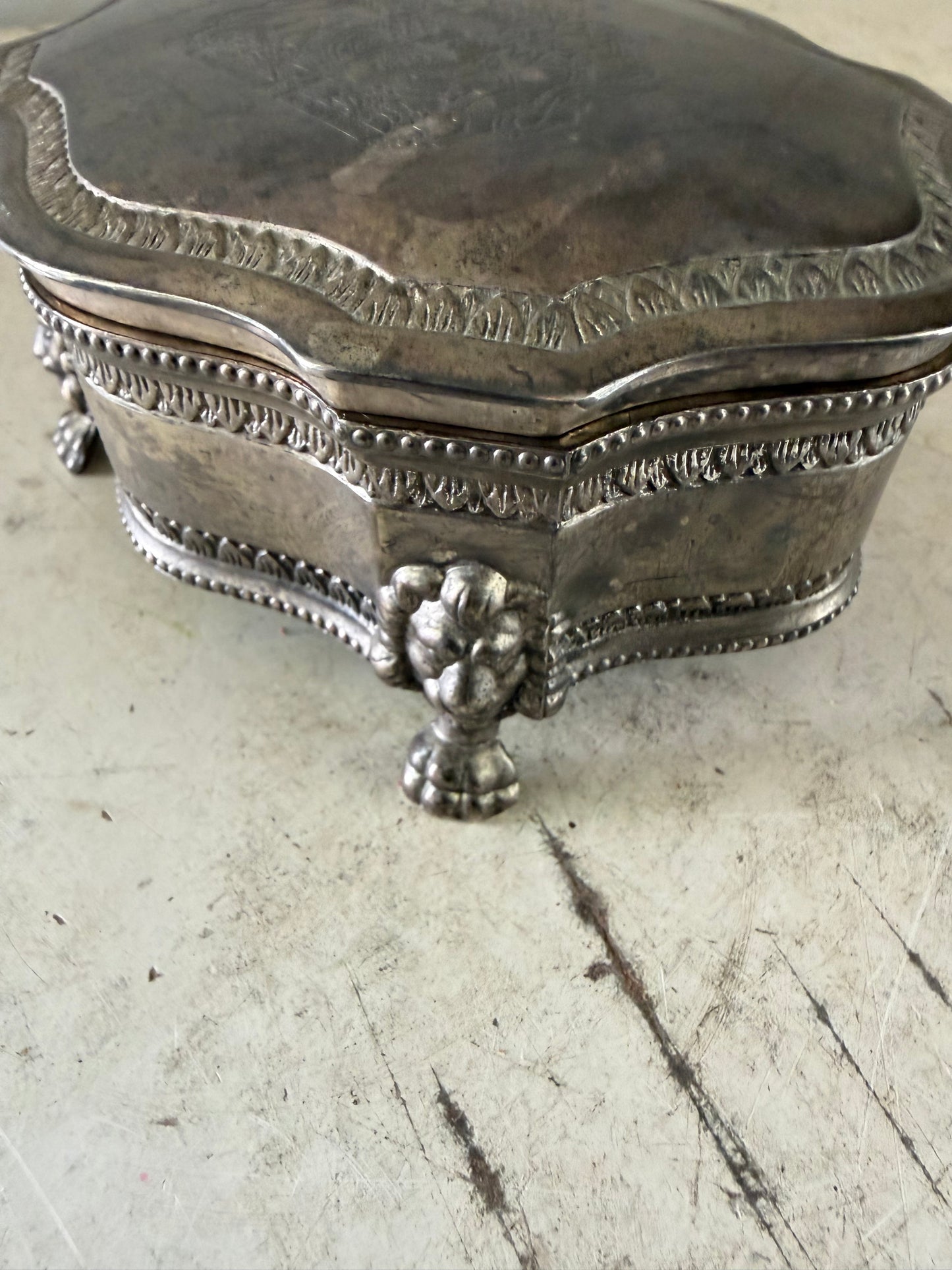Vintage International Silver Company silver-plated trinket box featuring a "Dieu et mon droit" British Royal crest -hinge broken