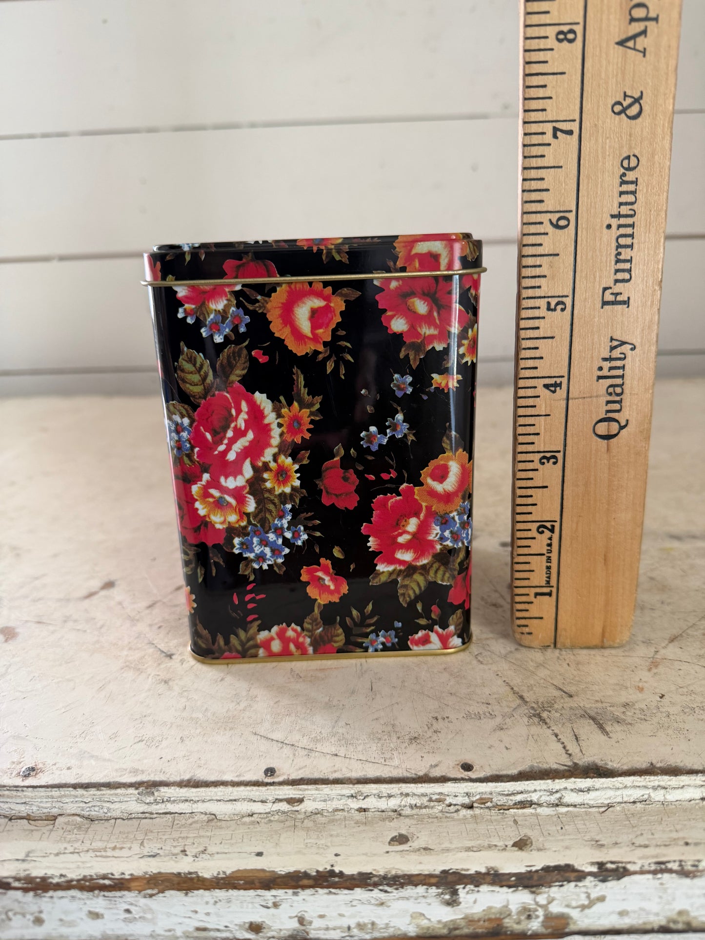 Flower tin with black background
