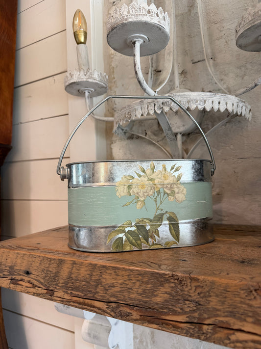 Divided organizer with stripe and flowers