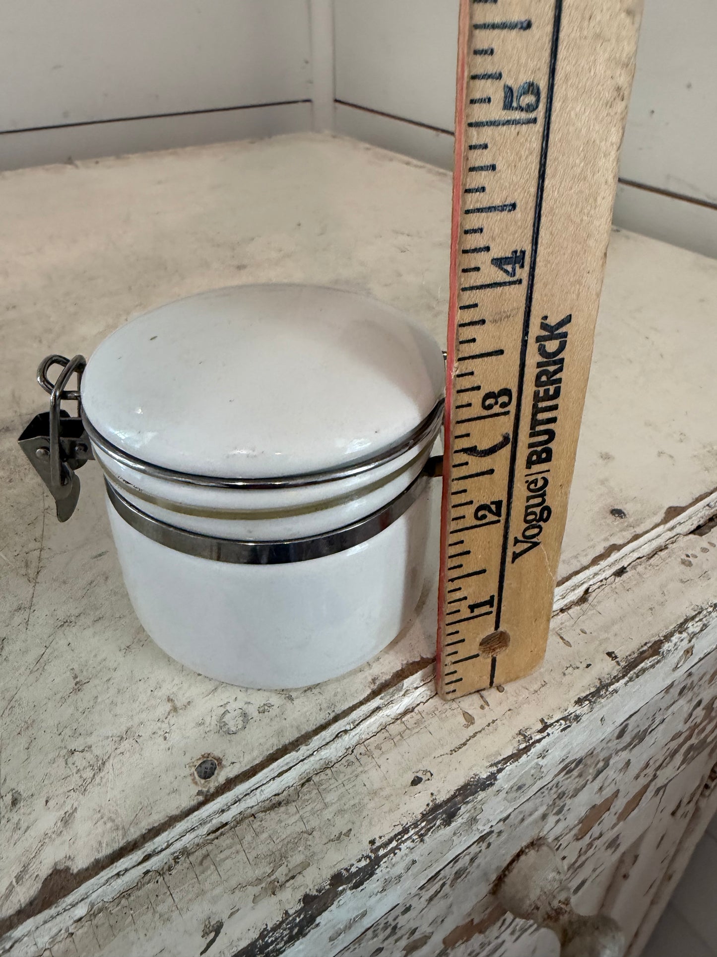 Ceramic hermetic jar