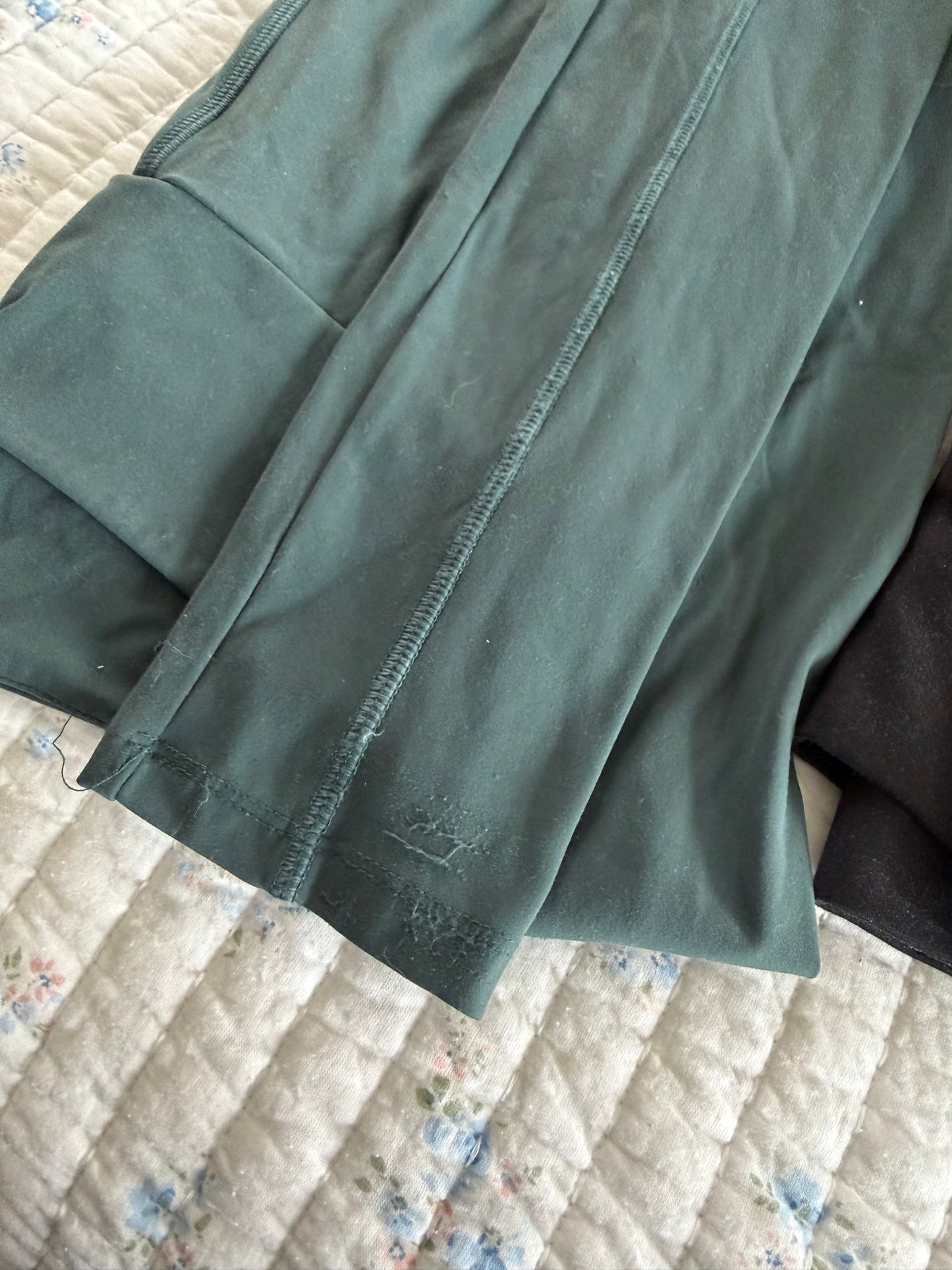 Set of 2 medium leggings - slight ware on bottom