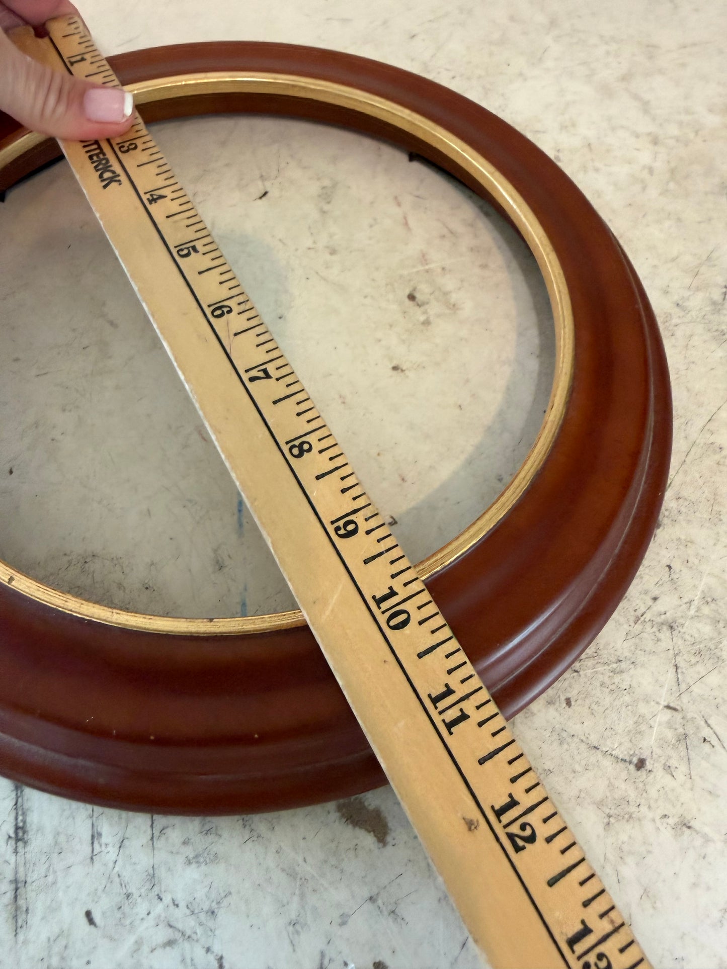 Round wood frame will get makeover and art