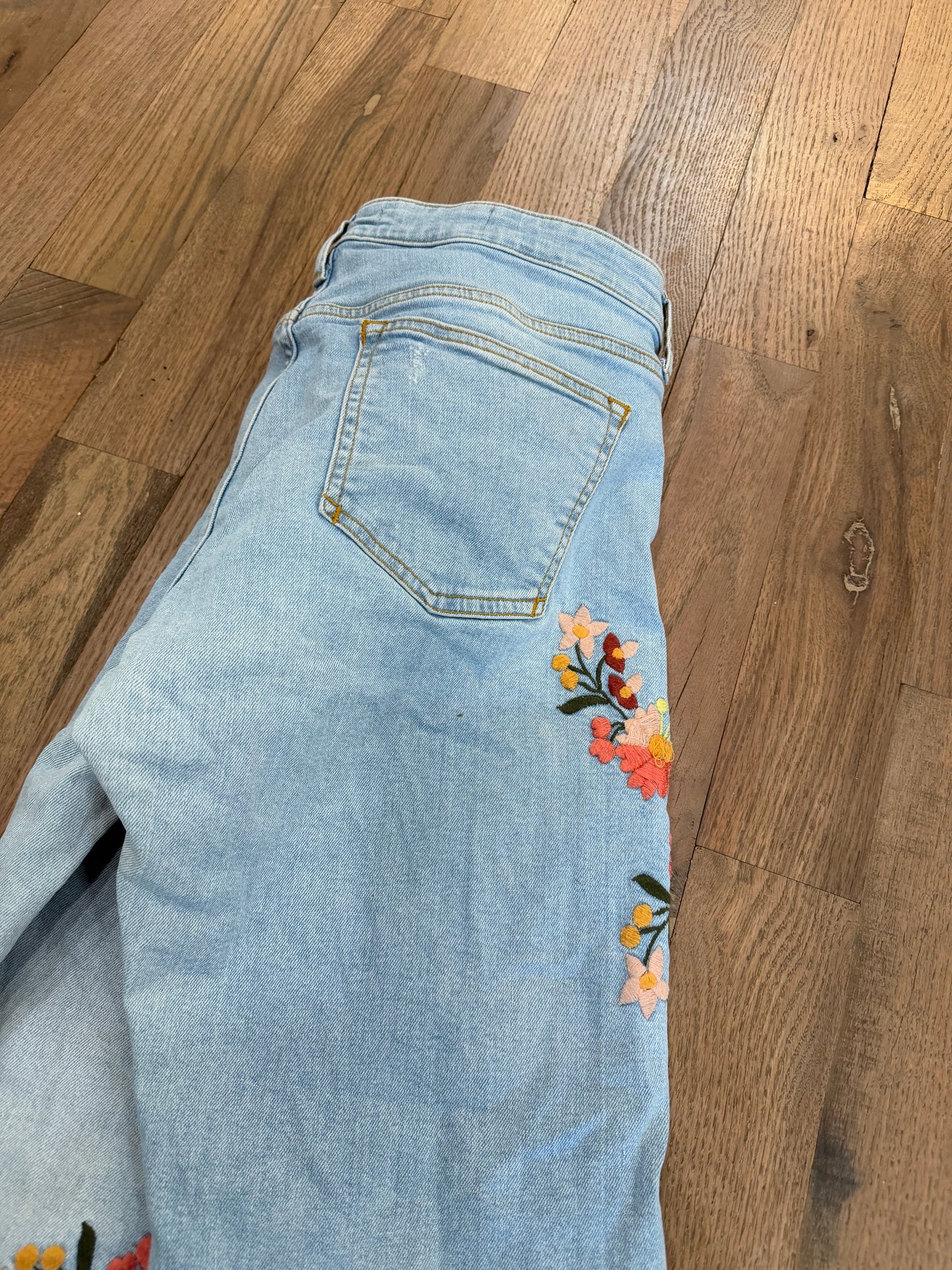 ANTHROPOLOGIE PILCRO FLORAL EMBROIDERED Distressed MID RISE ANKLE JEAN SIZE 30