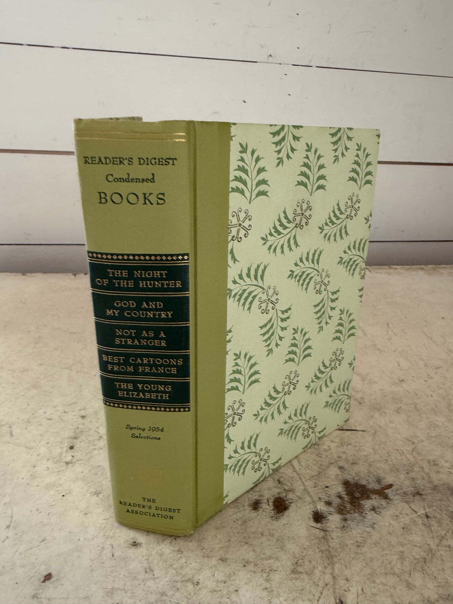 Readers Digest - The Night of the Hunter green with leaf pattern
