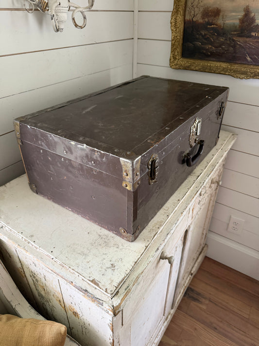 Metal Traveling Trunk, missing Shelf - Will Get Makeover
