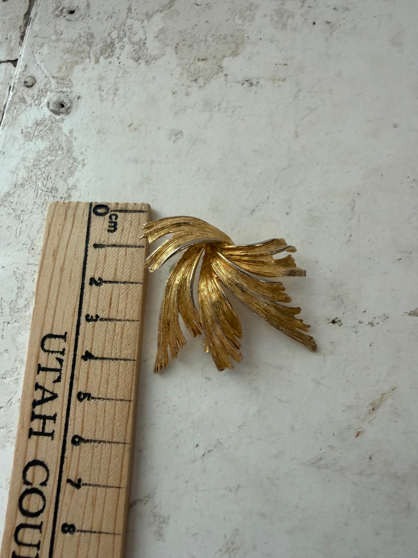 Gold tone, leaf brooch