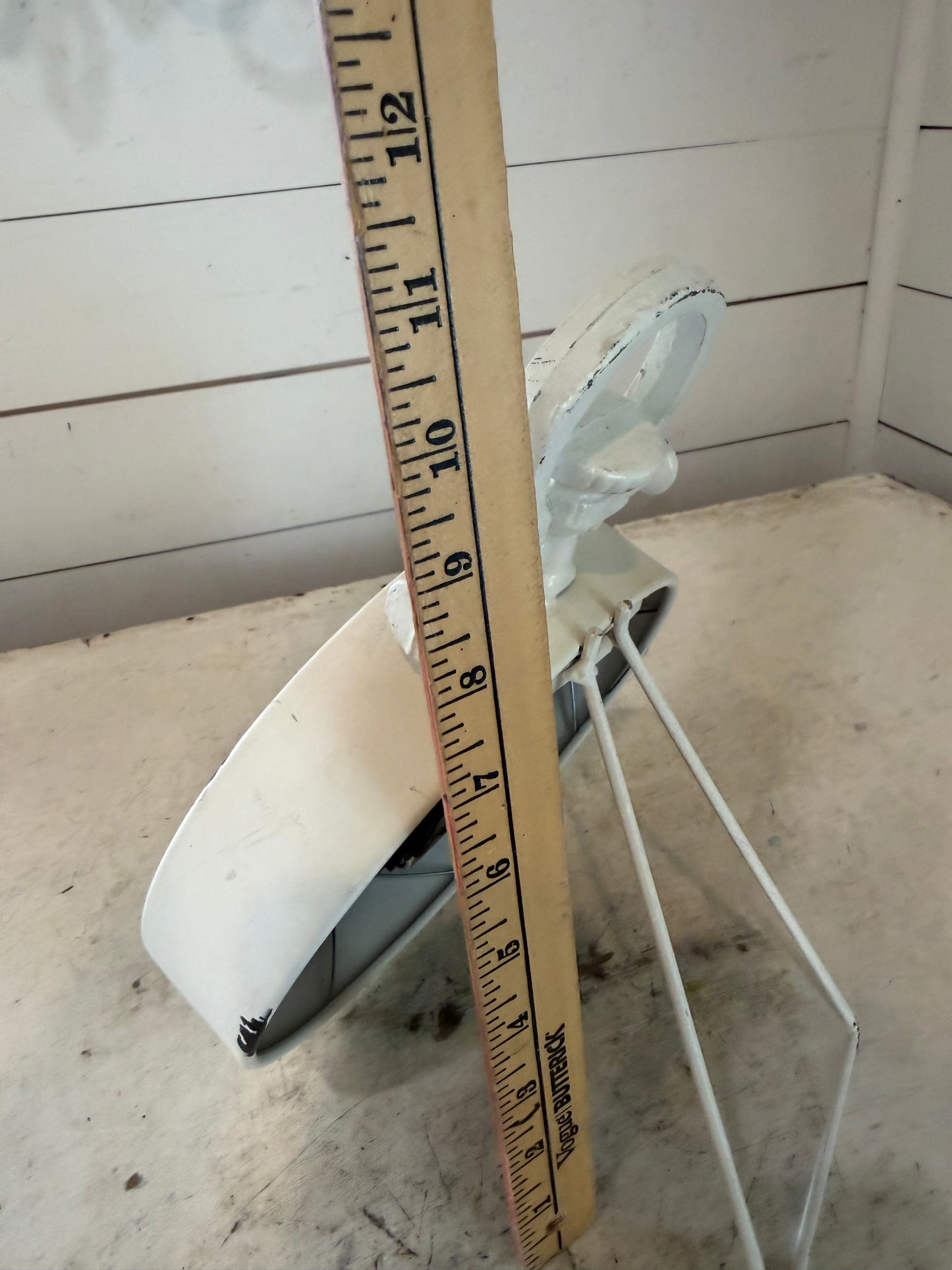 White metal metal clock or desk clock