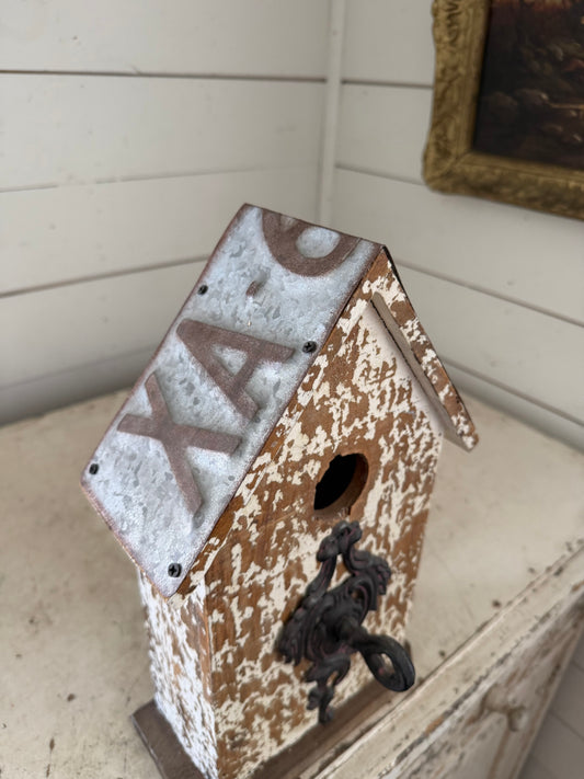 Chippy Birdhouse with license plate roof