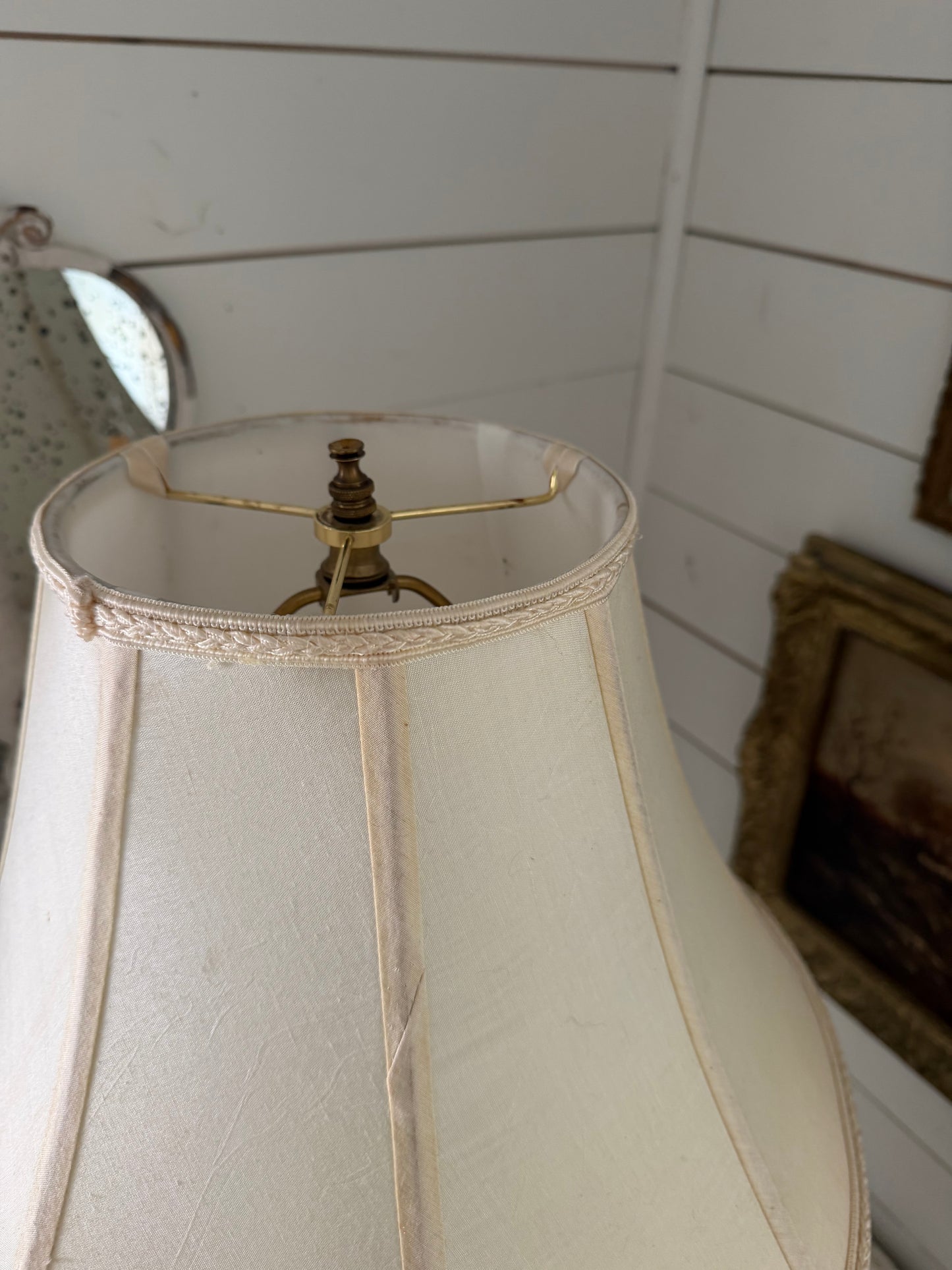 Vintage Capodimonte-style porcelain table lamp - Has Some Small Chips on Flowers