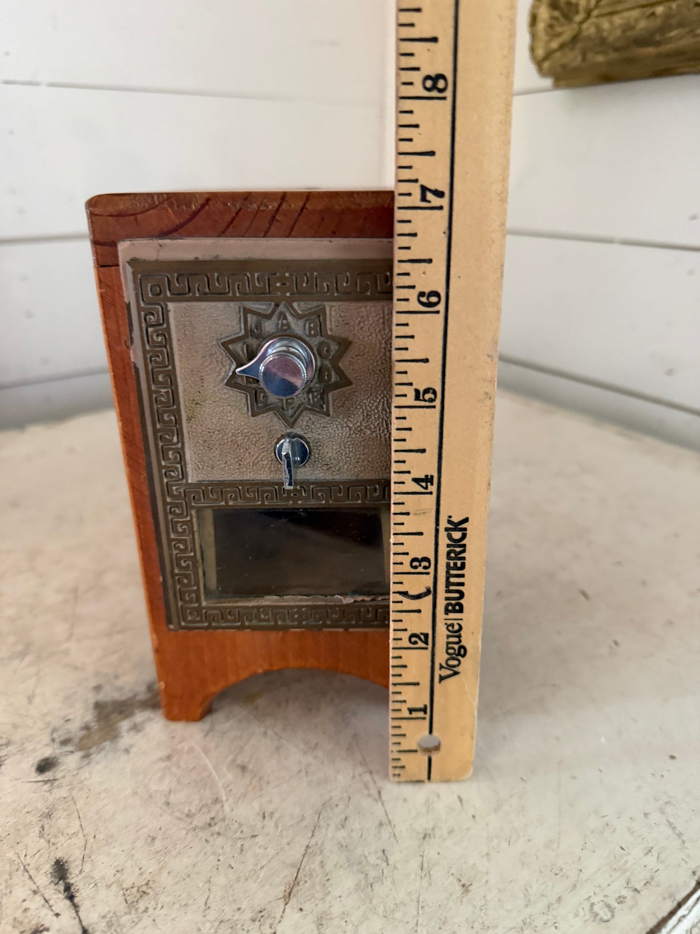 Vintage mailbox piggy bank does not have key