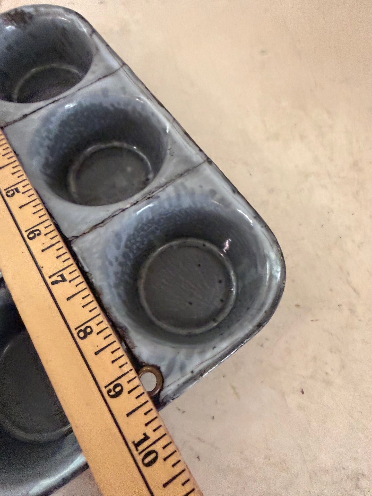 Graniteware 6 cup muffin tin