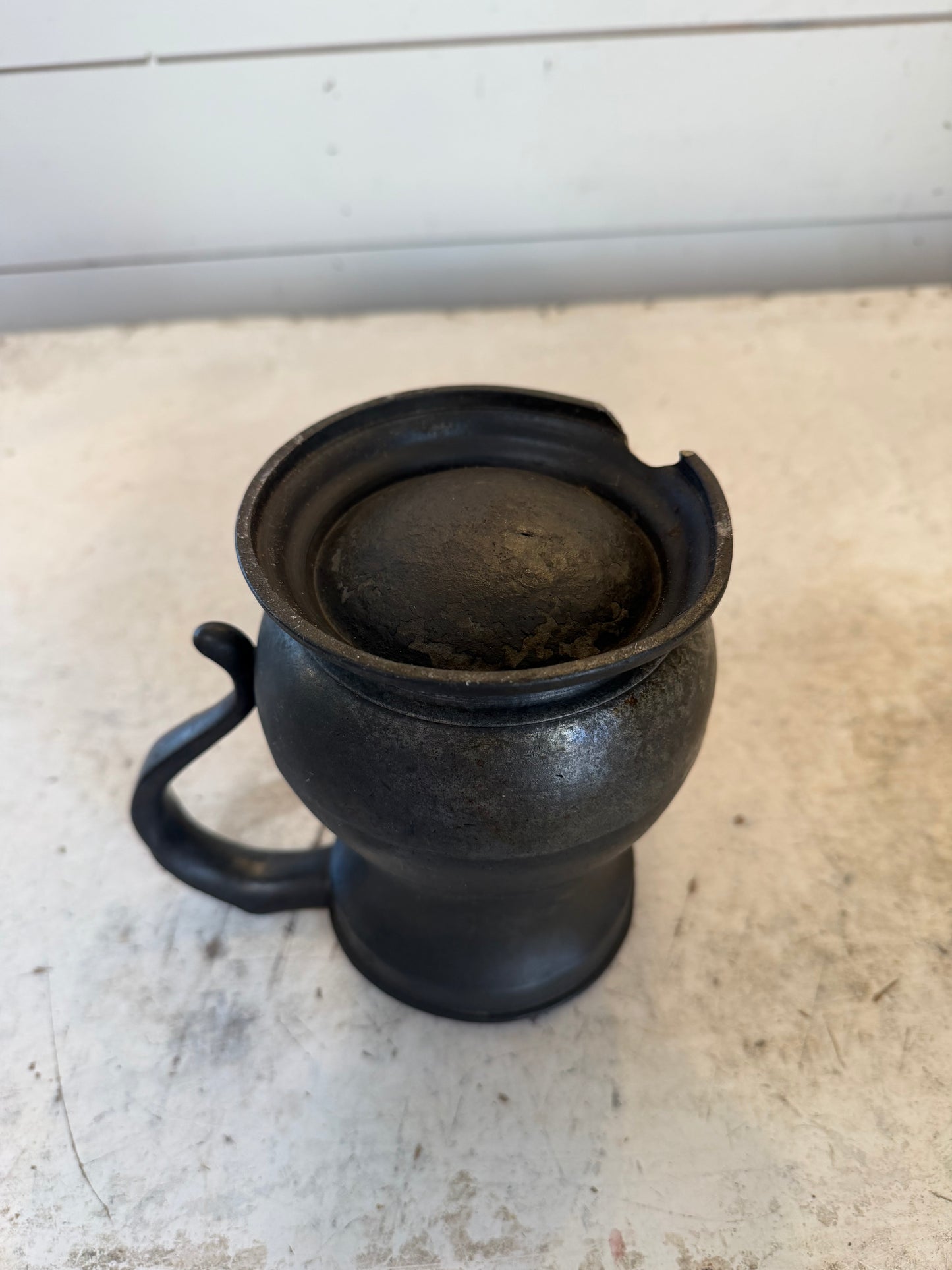 Antique pewter tanker, Victorian era - Quart - has a chip in the base
