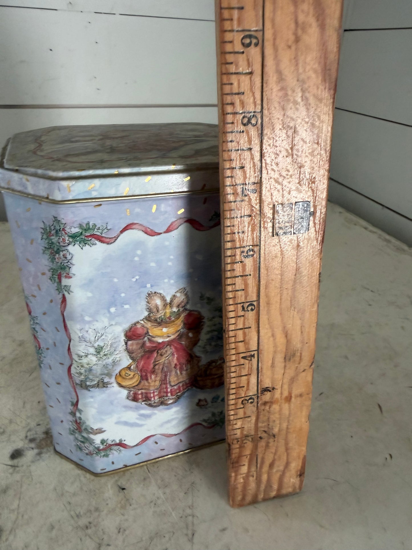English "Victorian Bear" octagon-shaped tin