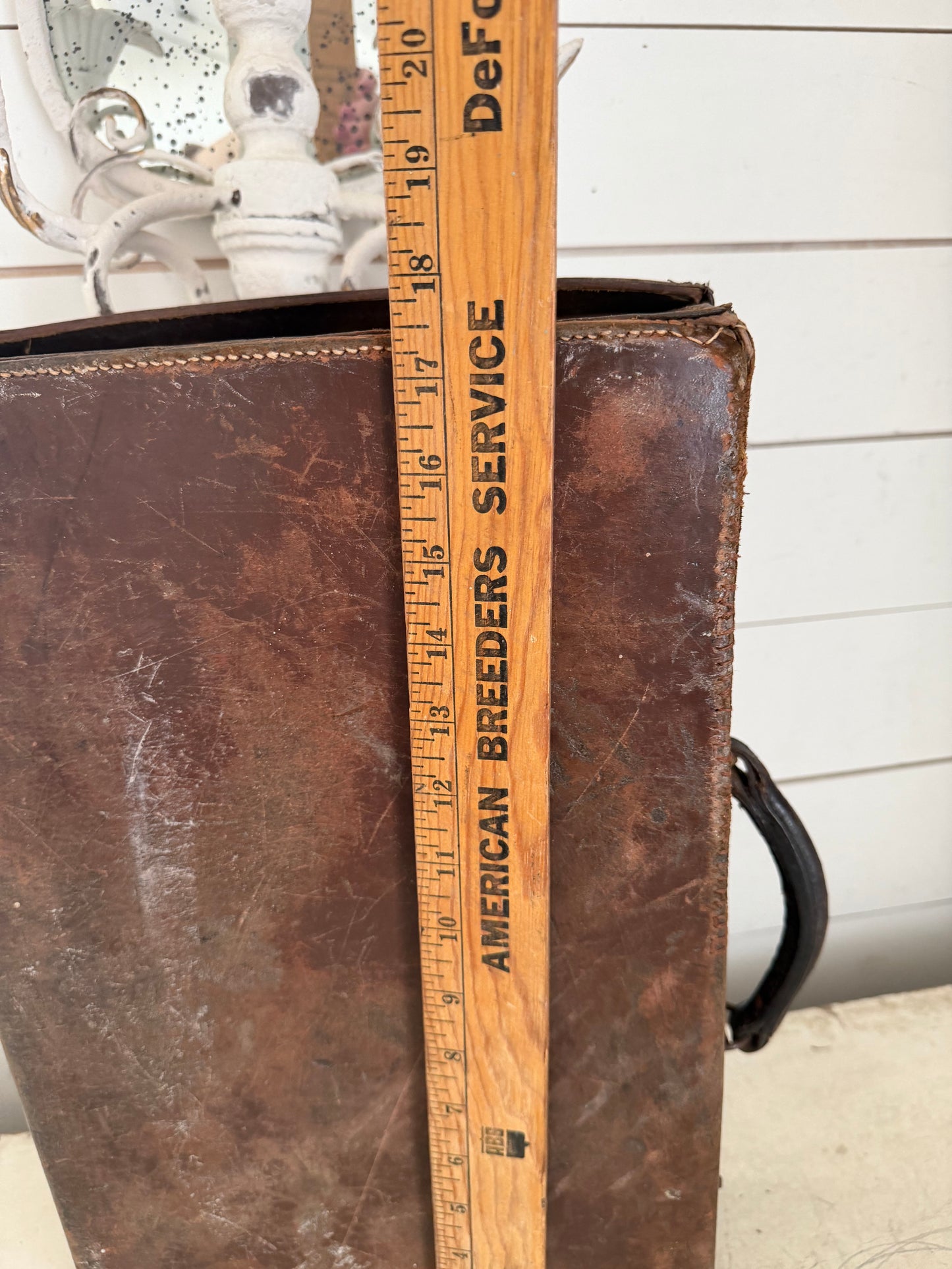 EARLY 20TH CENTURY ENGLISH LEATHER SUITCASE IN BROWN