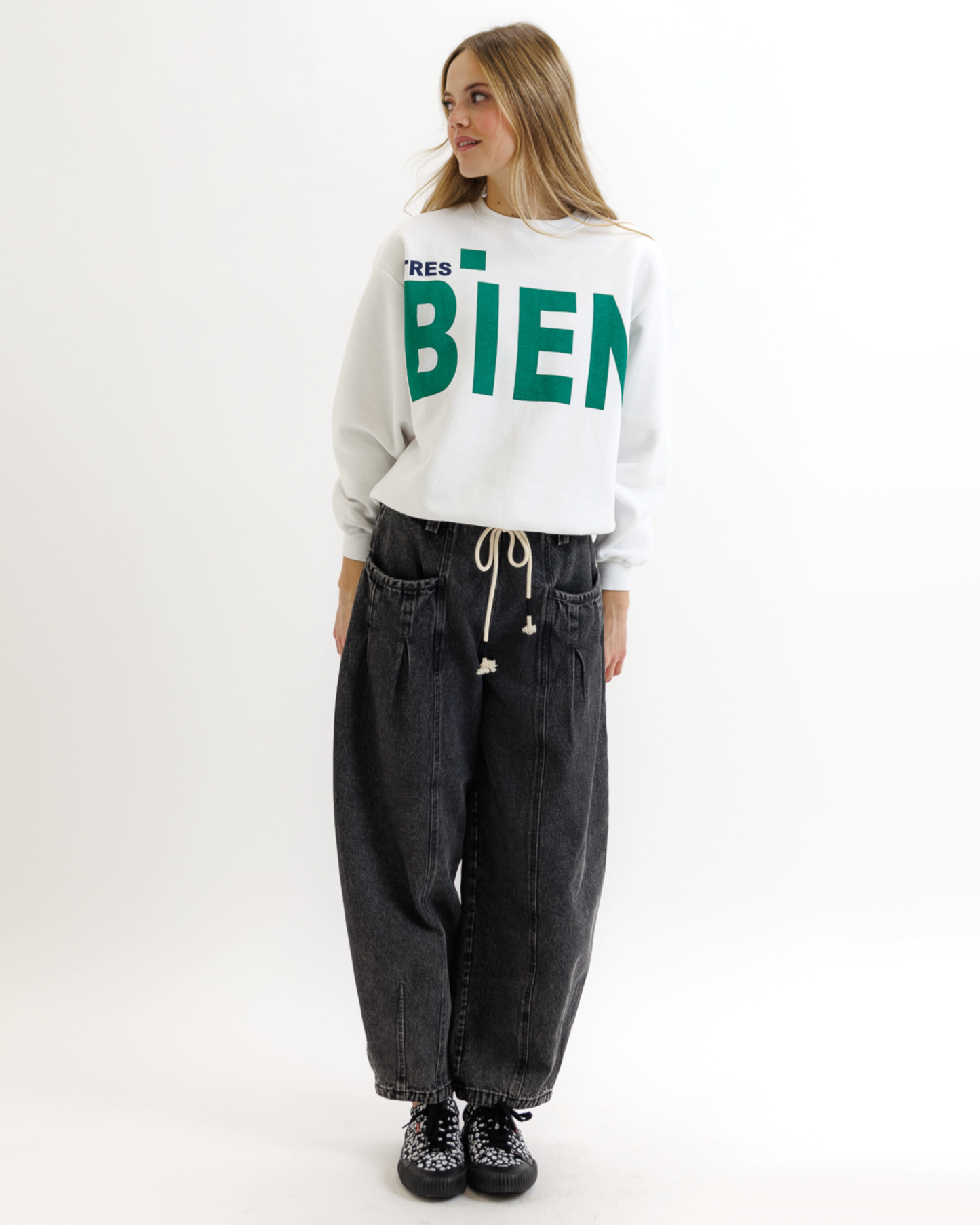 Tres Bien Pullover Graphic Sweatshirt