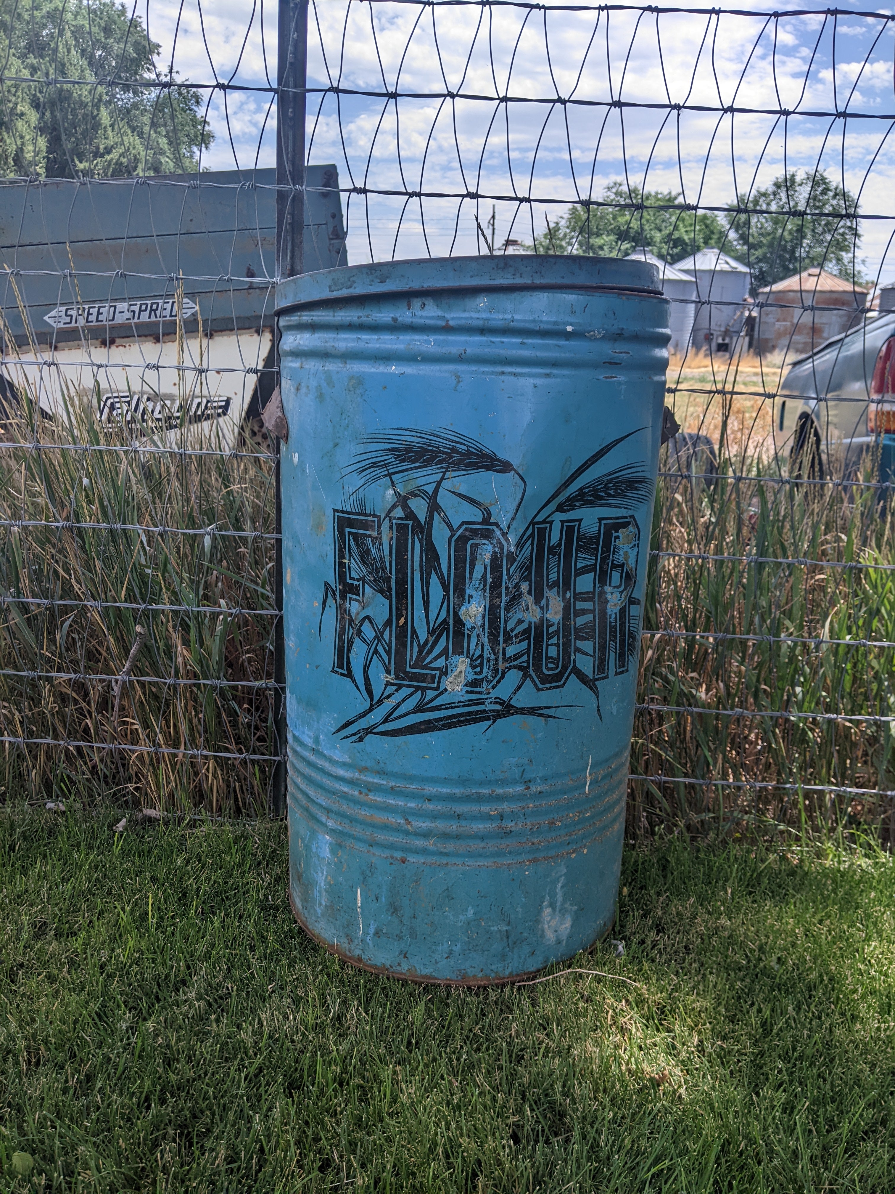 Antique Extra Large Cream City FLOUR Tin Storage Canister White & Gold  Farmhouse Country Store Container Chippy Rusty With Lid