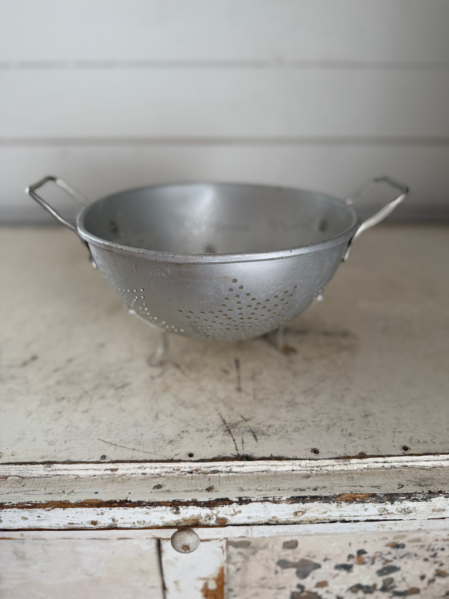 Mirro aluminum footed colander with star pattern