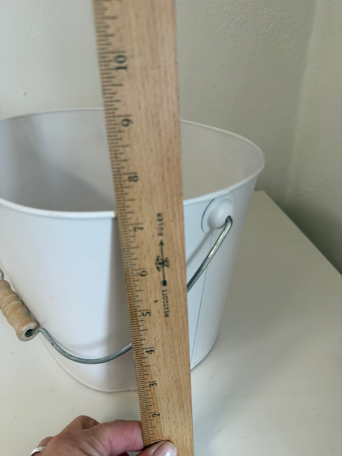 Cubo de metal blanco: se transformará con calcomanías