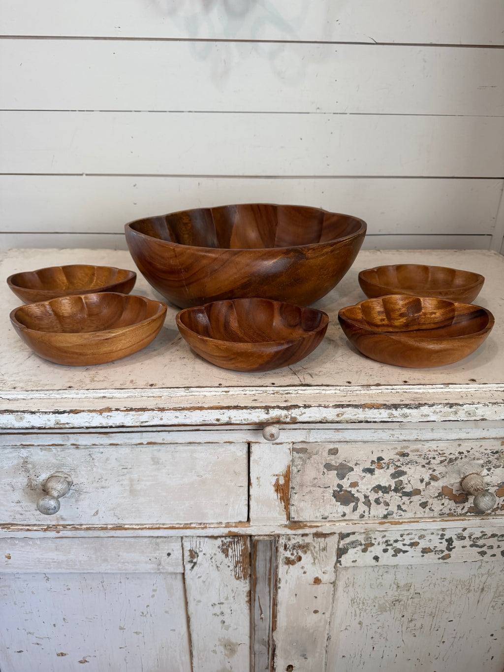 Vintage hand-carved monkey pod wood salad bowl set scalloped design