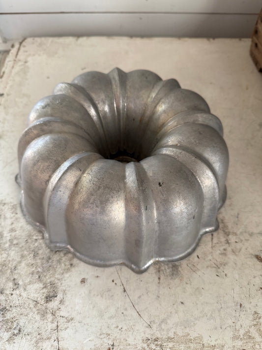 Vintage aluminum bunt pan