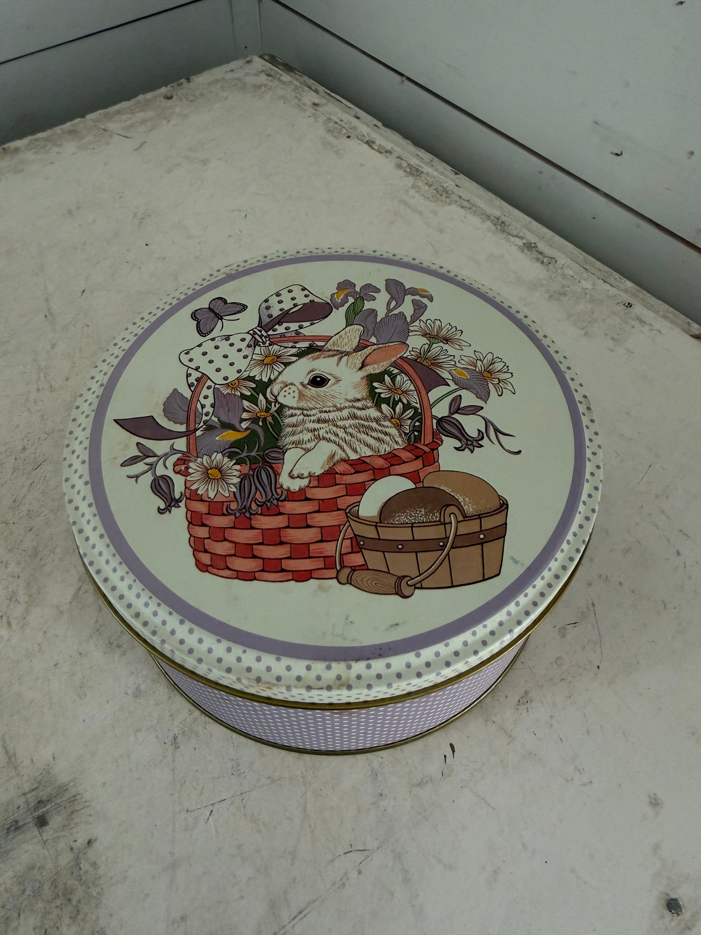 Bunny tin with polka dot sides