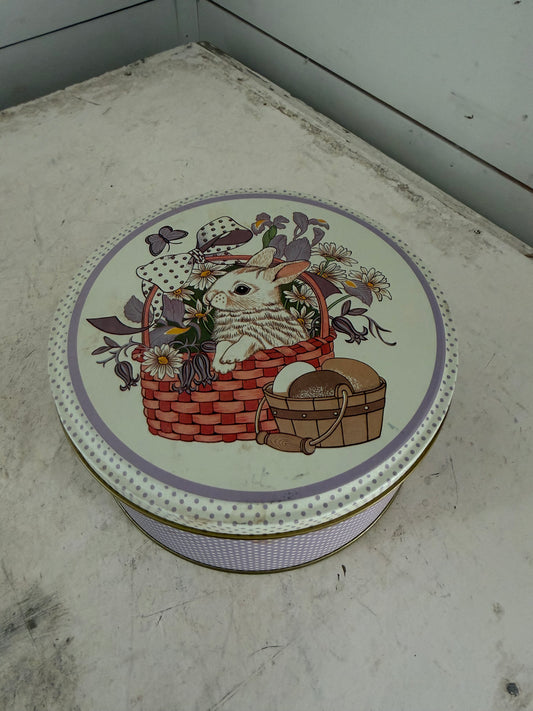 Bunny tin with polka dot sides