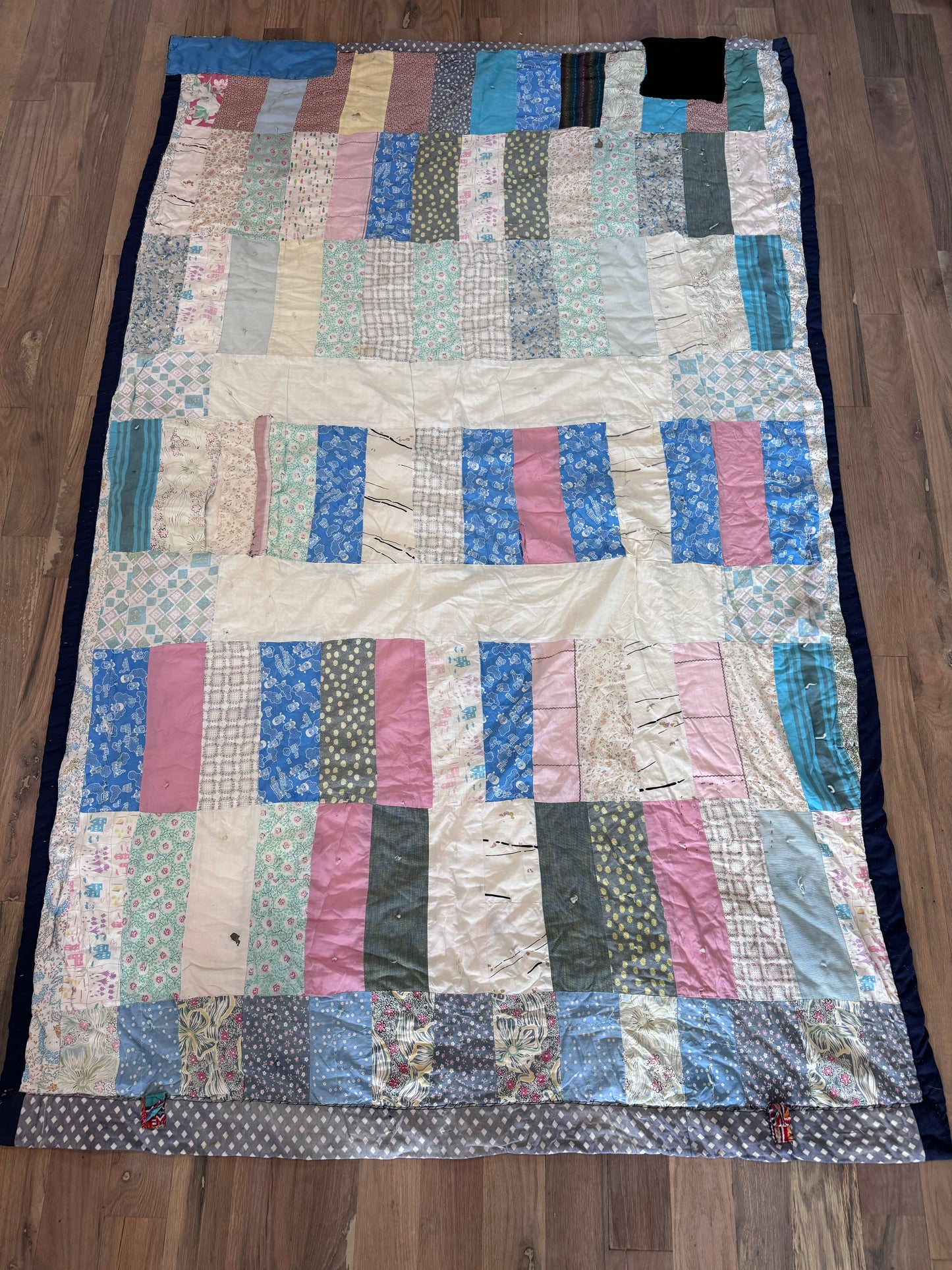 Patchwork quilt - Twin - has stain