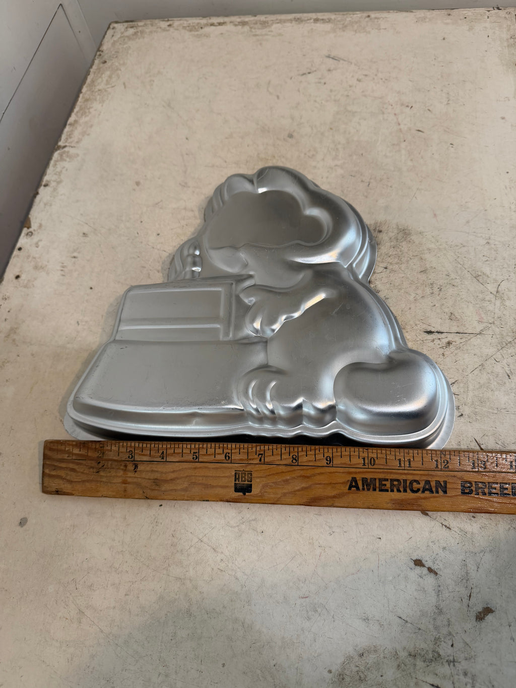 Wilton Garfield aluminum cake pan