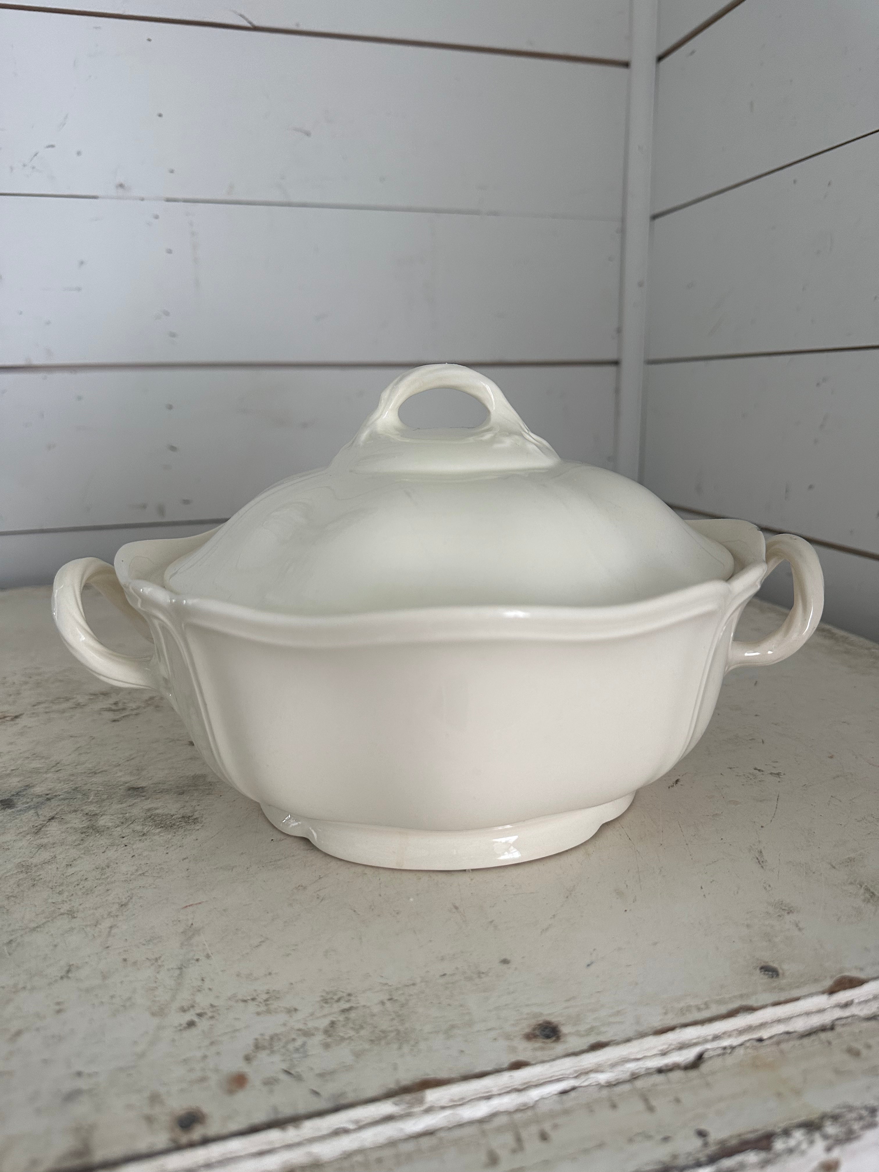 Wedgwood Queens  Shape  Plain Round Covered Vegetable Dish