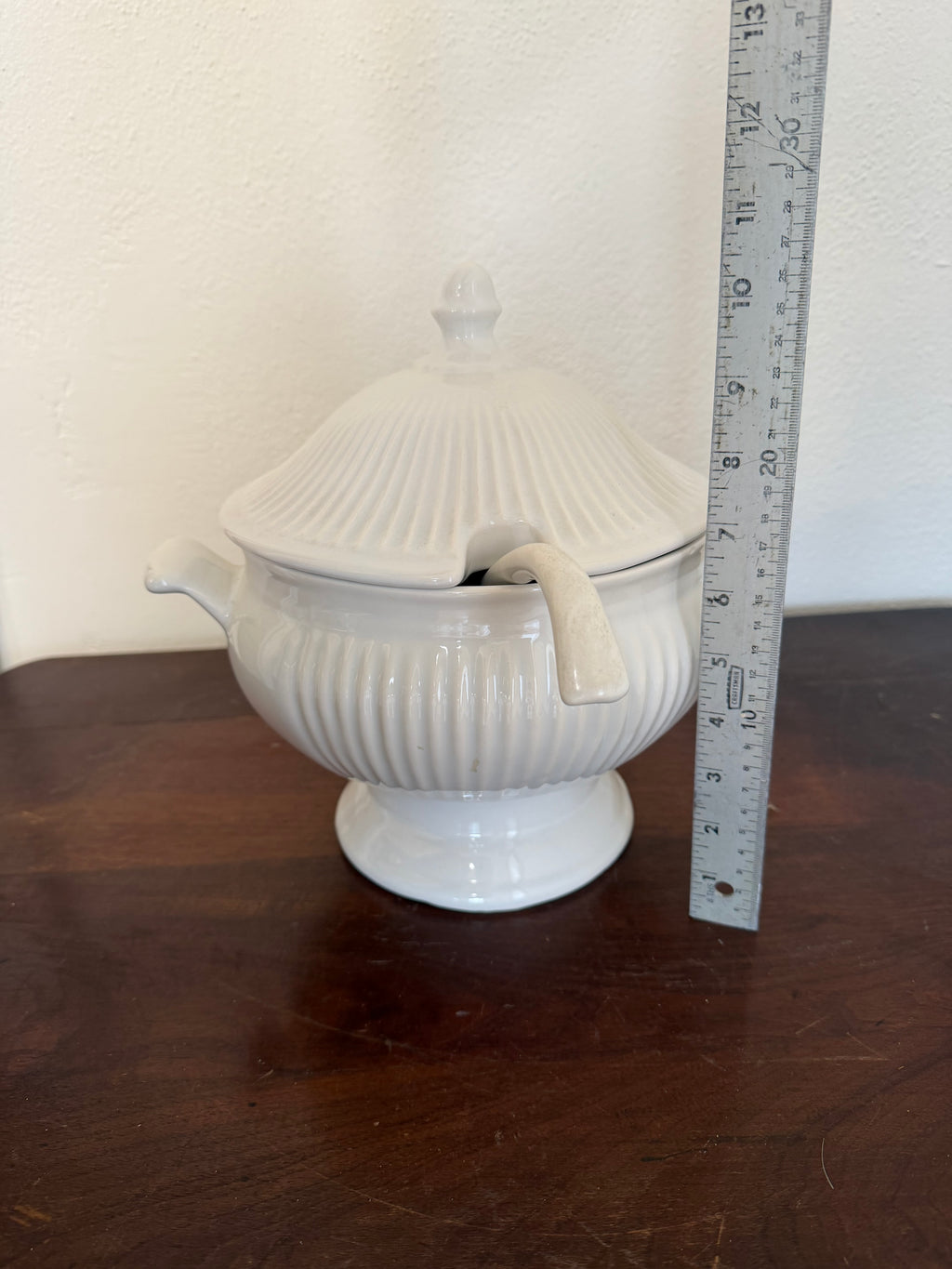 Sopera de cerámica blanca vintage con tapa y cucharón