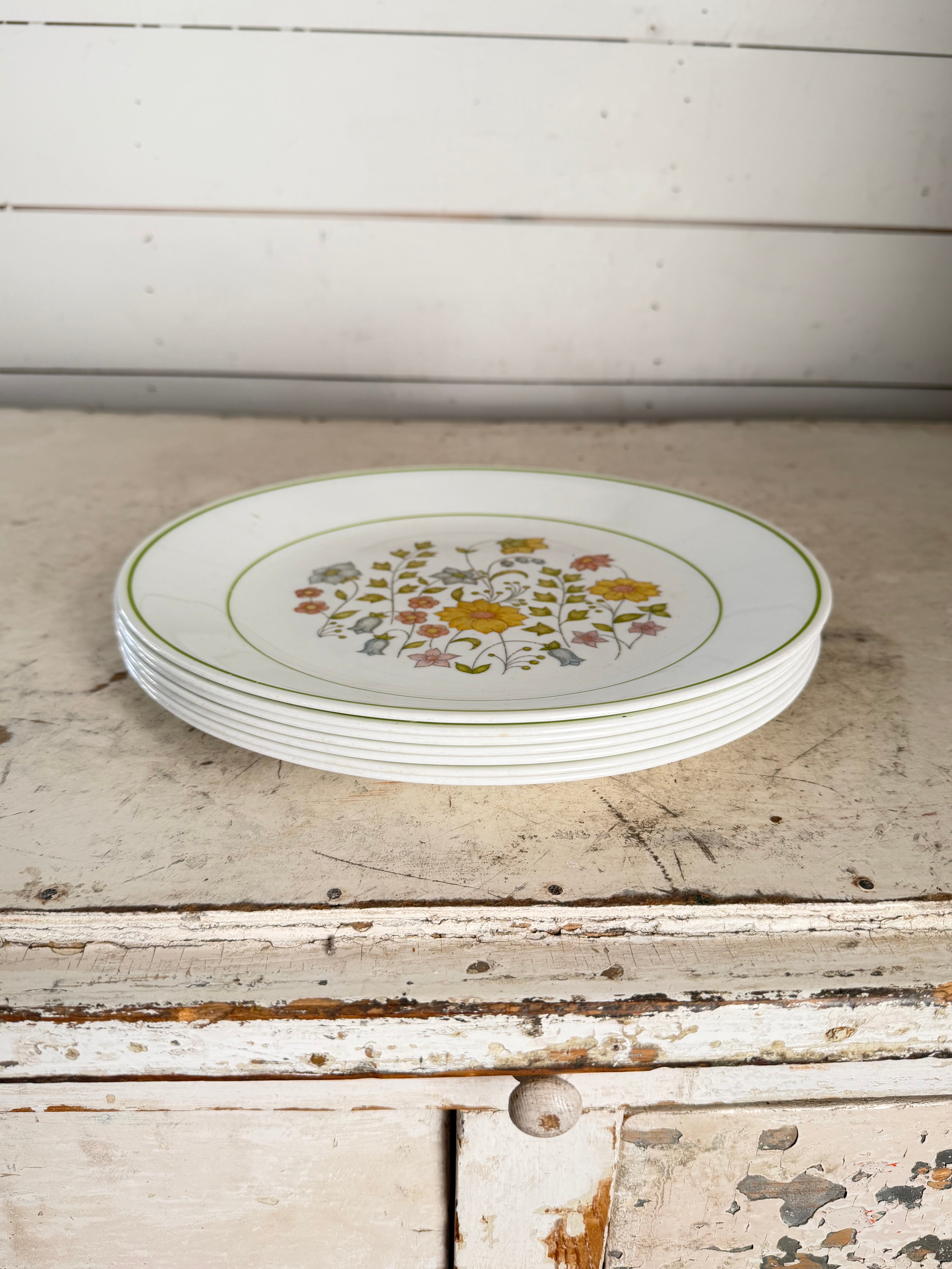 Corelle spring meadow Dinner Plate Floral pattern - has some wear