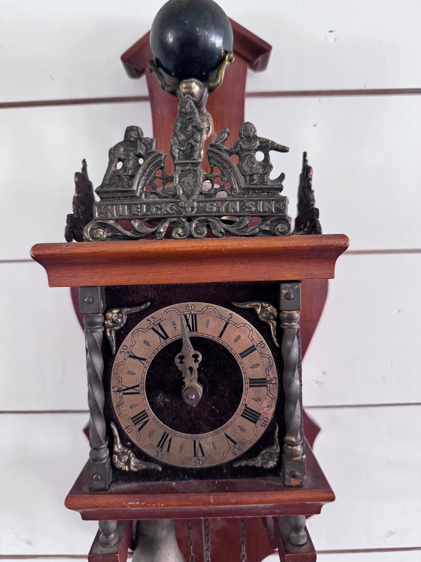 VINTAGE Dutch Nu Elck Syn Sin Chiming Wall Clock (Currently Non Functional probably an issue with how the chain is wound on the gears)