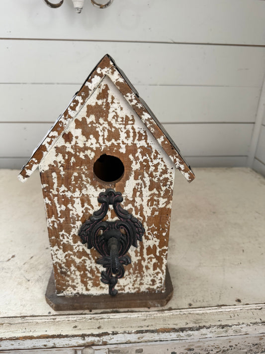 Chippy Birdhouse with license plate roof