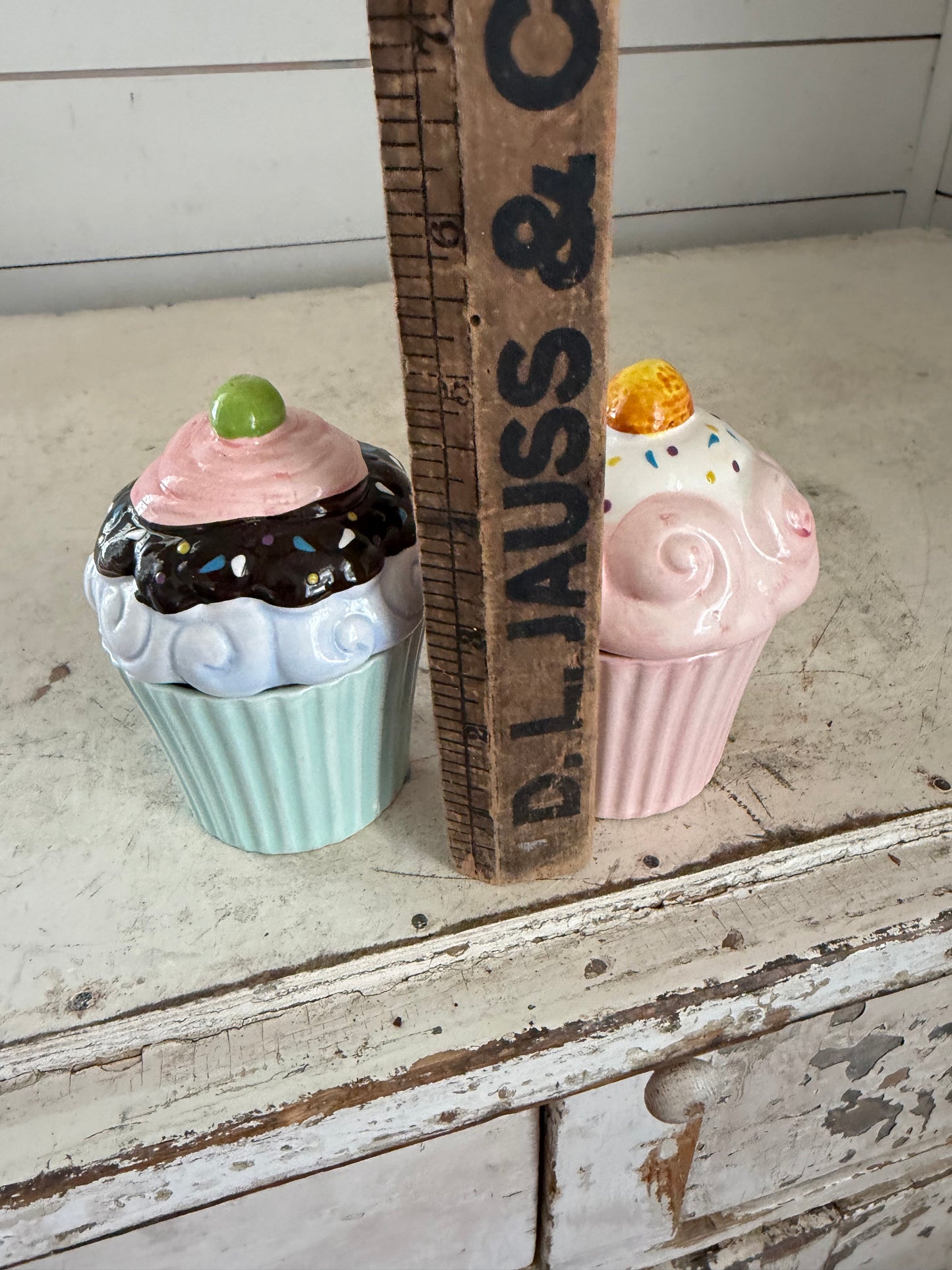 Set of cupcake lidded jar