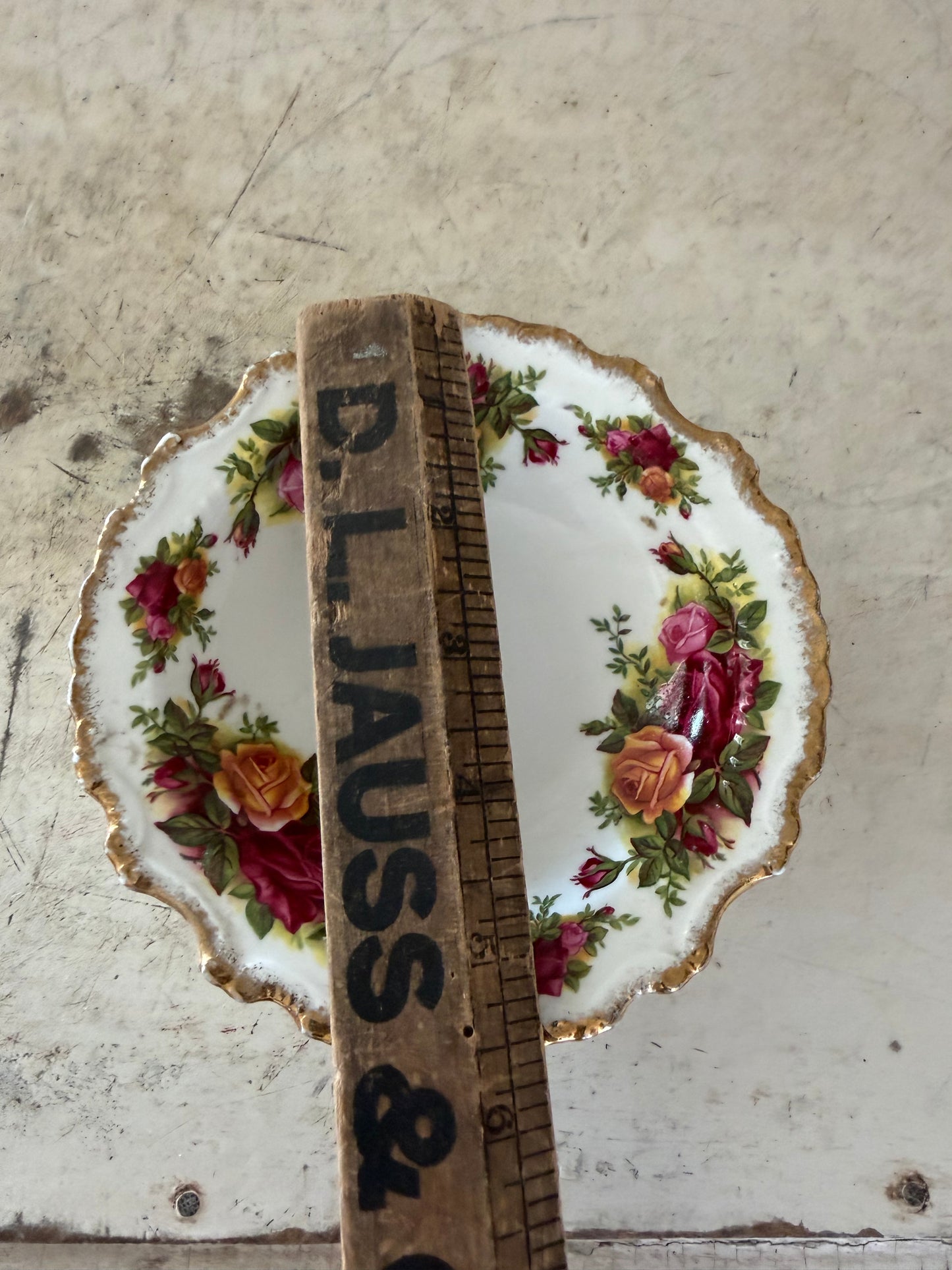 ROYAL ALBERT OLD COUNTRY ROSES 5 7/8" BON BON DISH