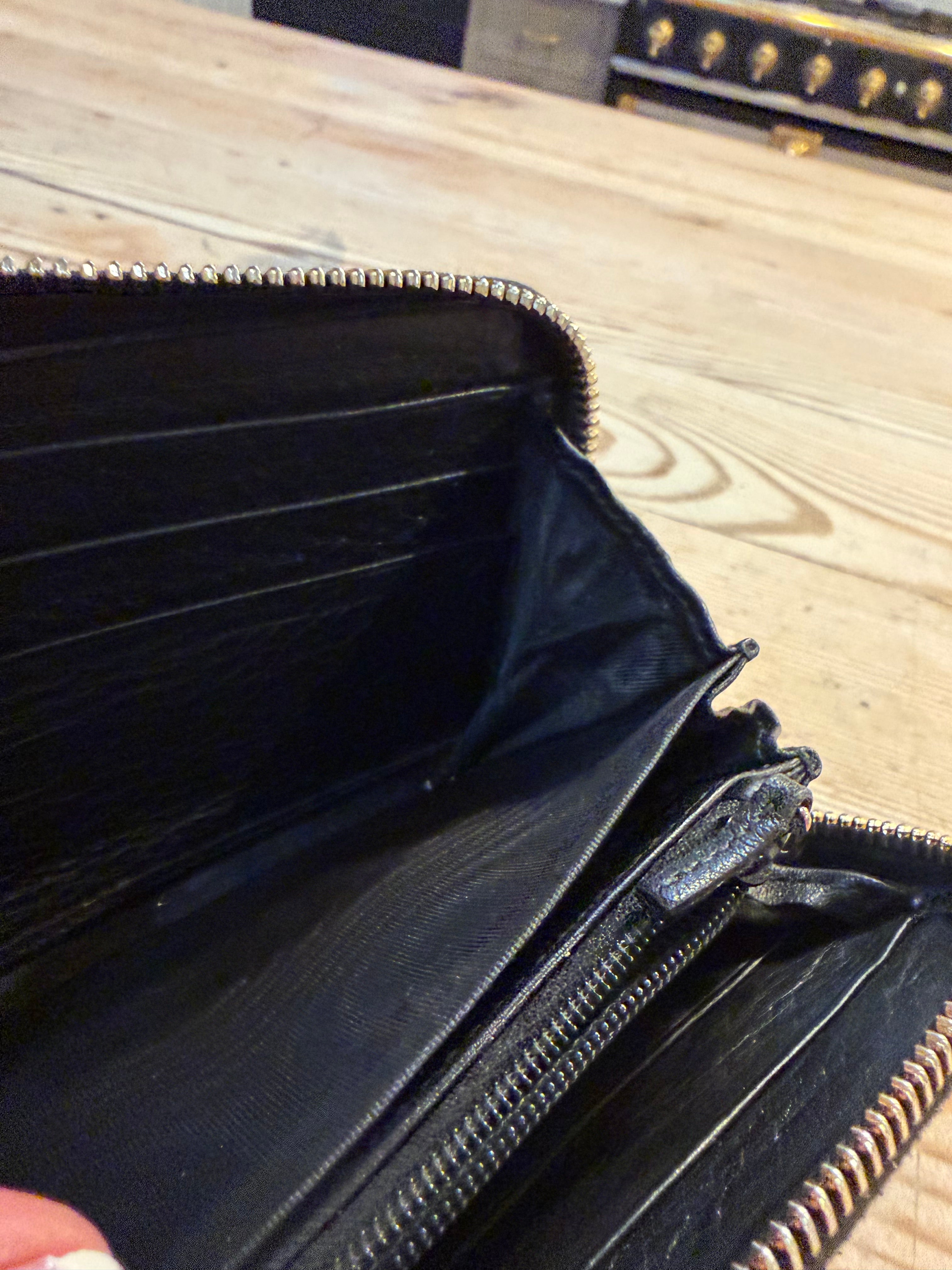 GUCCI Swing Zip Around Wallet Black Grain Leather has not been authenticated, but does have all the markings and serial number