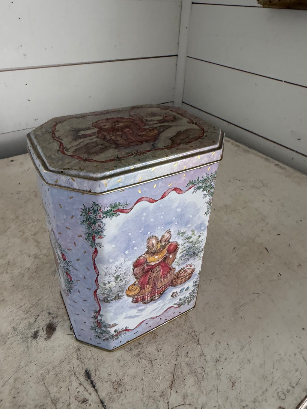 English "Victorian Bear" octagon-shaped tin