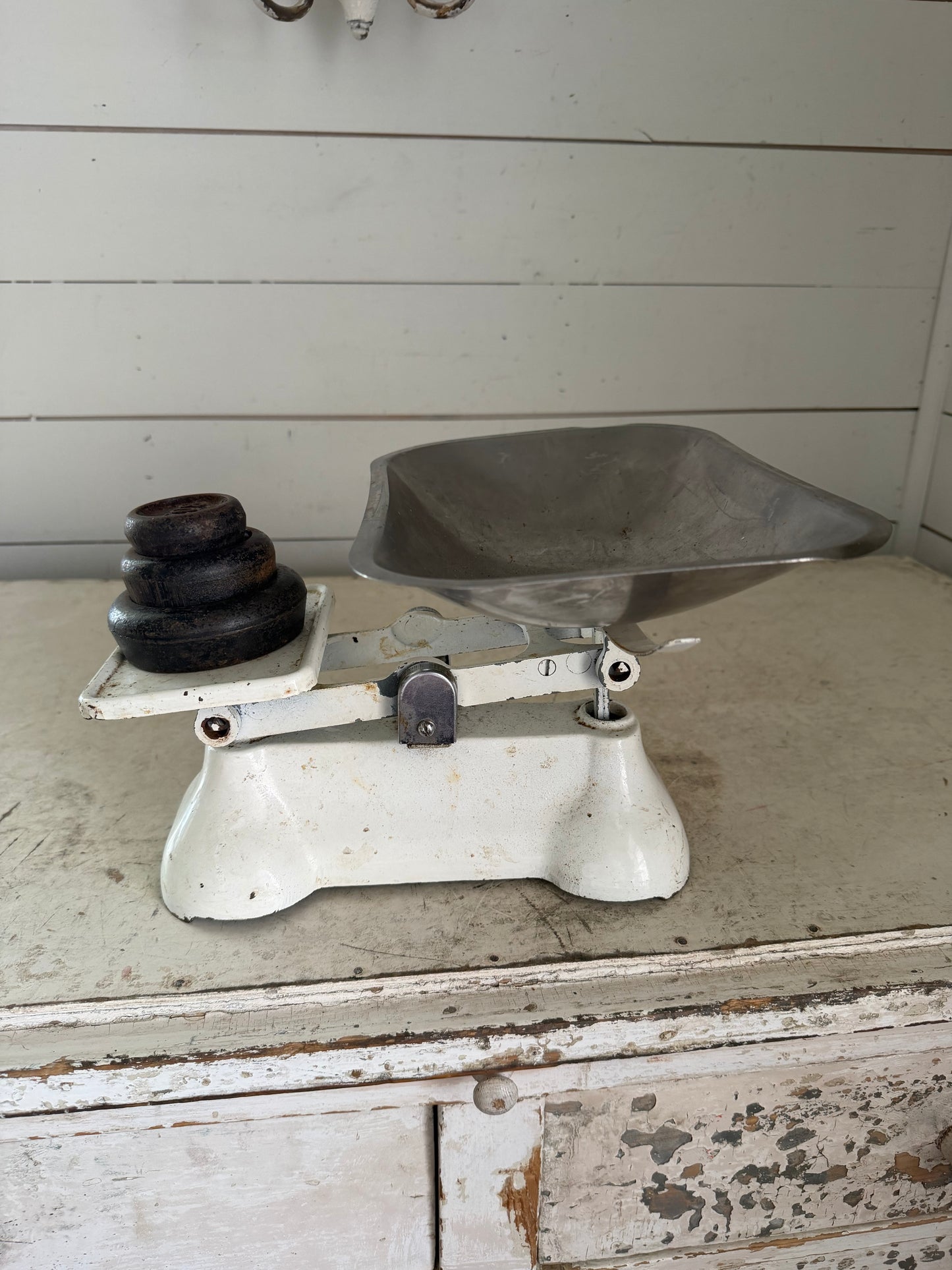 Vintage English The Queen' Kitchen Scales with Weights Set white
