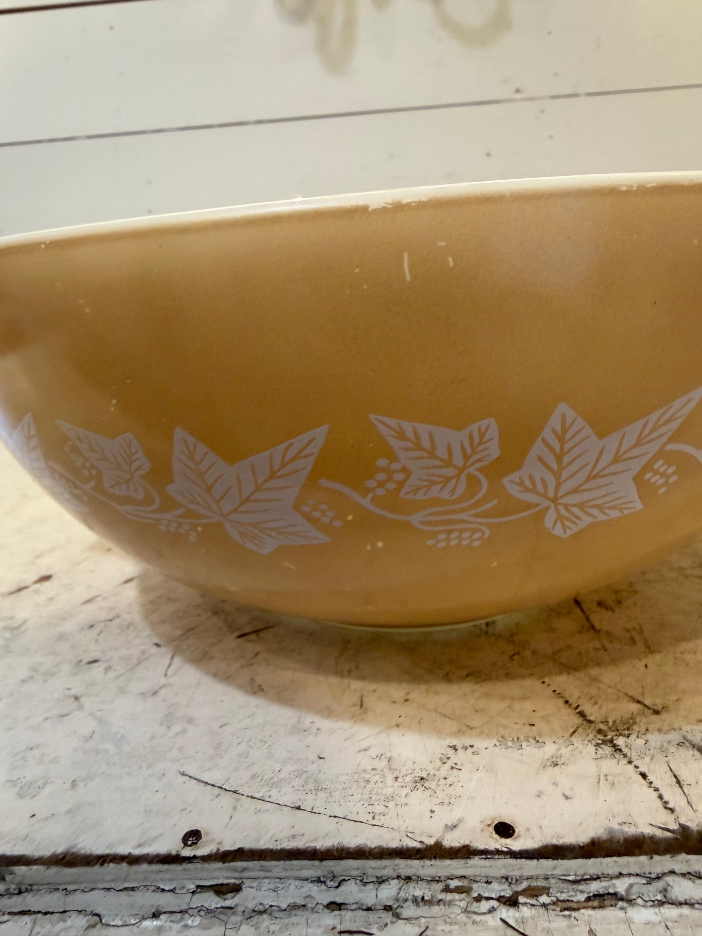 Pyrex Sandalwood Cinderella Mixing Bowl with Tan Ivy Pattern - has slight Scratches