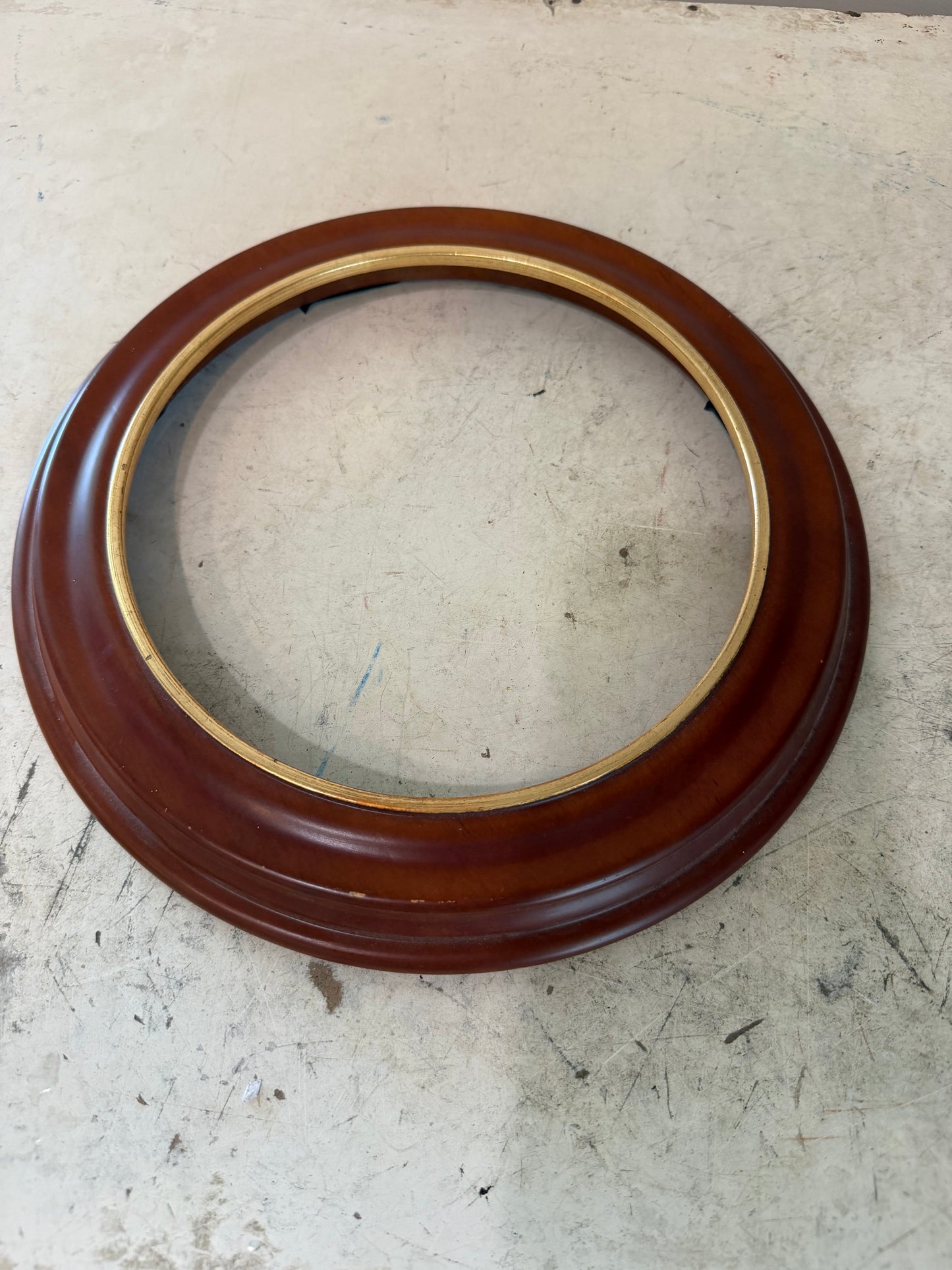 Round wood frame will get makeover and art