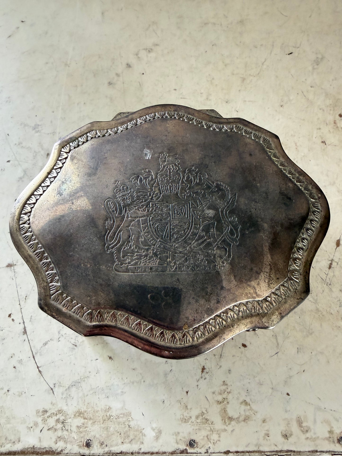 Vintage International Silver Company silver-plated trinket box featuring a "Dieu et mon droit" British Royal crest -hinge broken