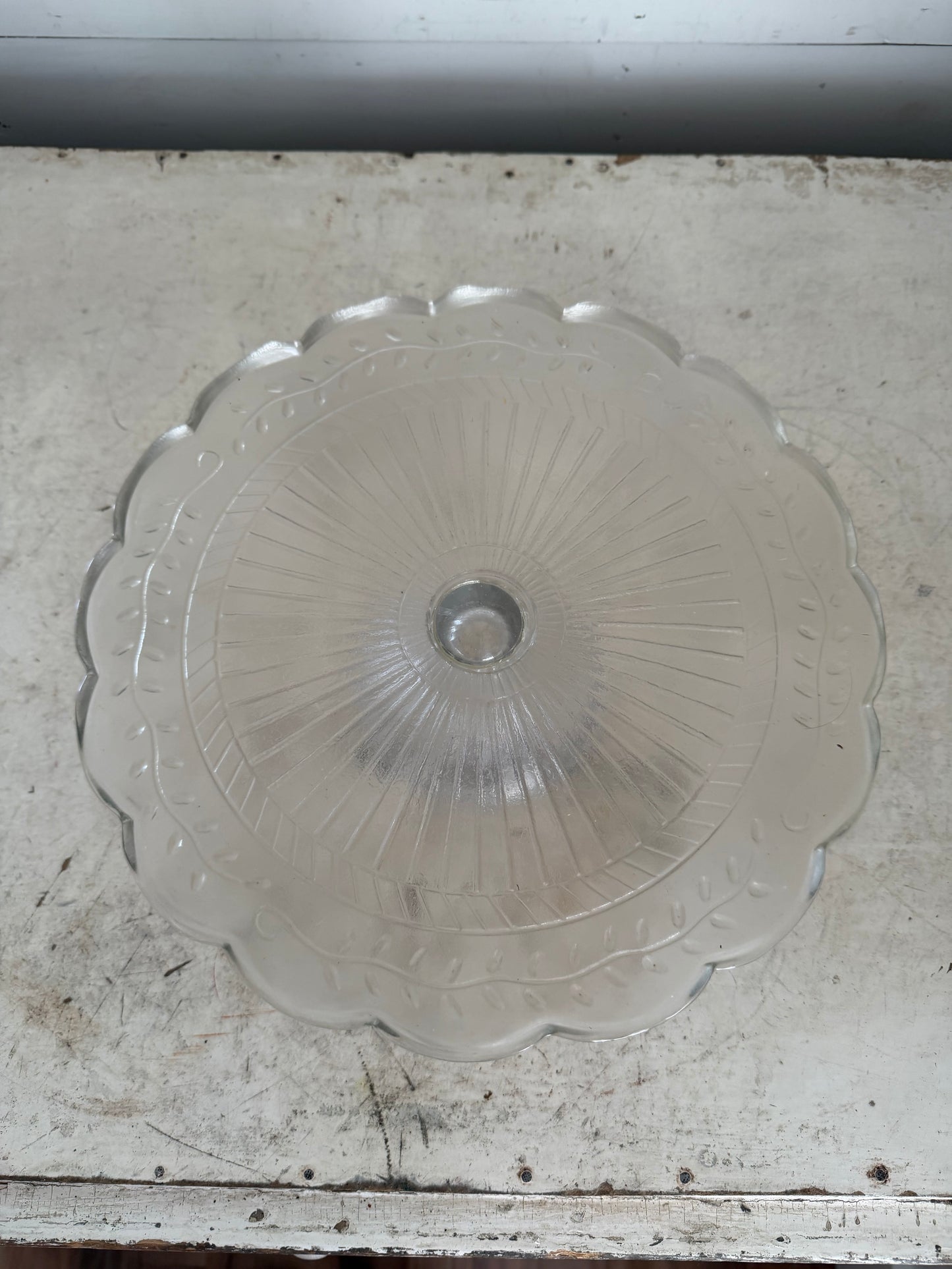Glass wreath cake stand 11” - no dome