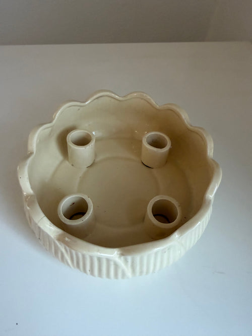 Centro de mesa de cerámica para 4 velas con diseño de flor de tulipán en color blanco crema, tiene una grieta, se vende tal cual.
