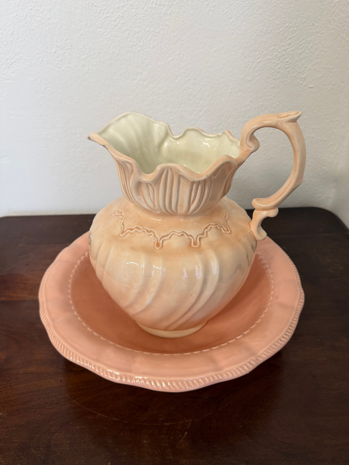 Jarra y palangana vintage de color melocotón y rosa - La jarra tiene una muesca