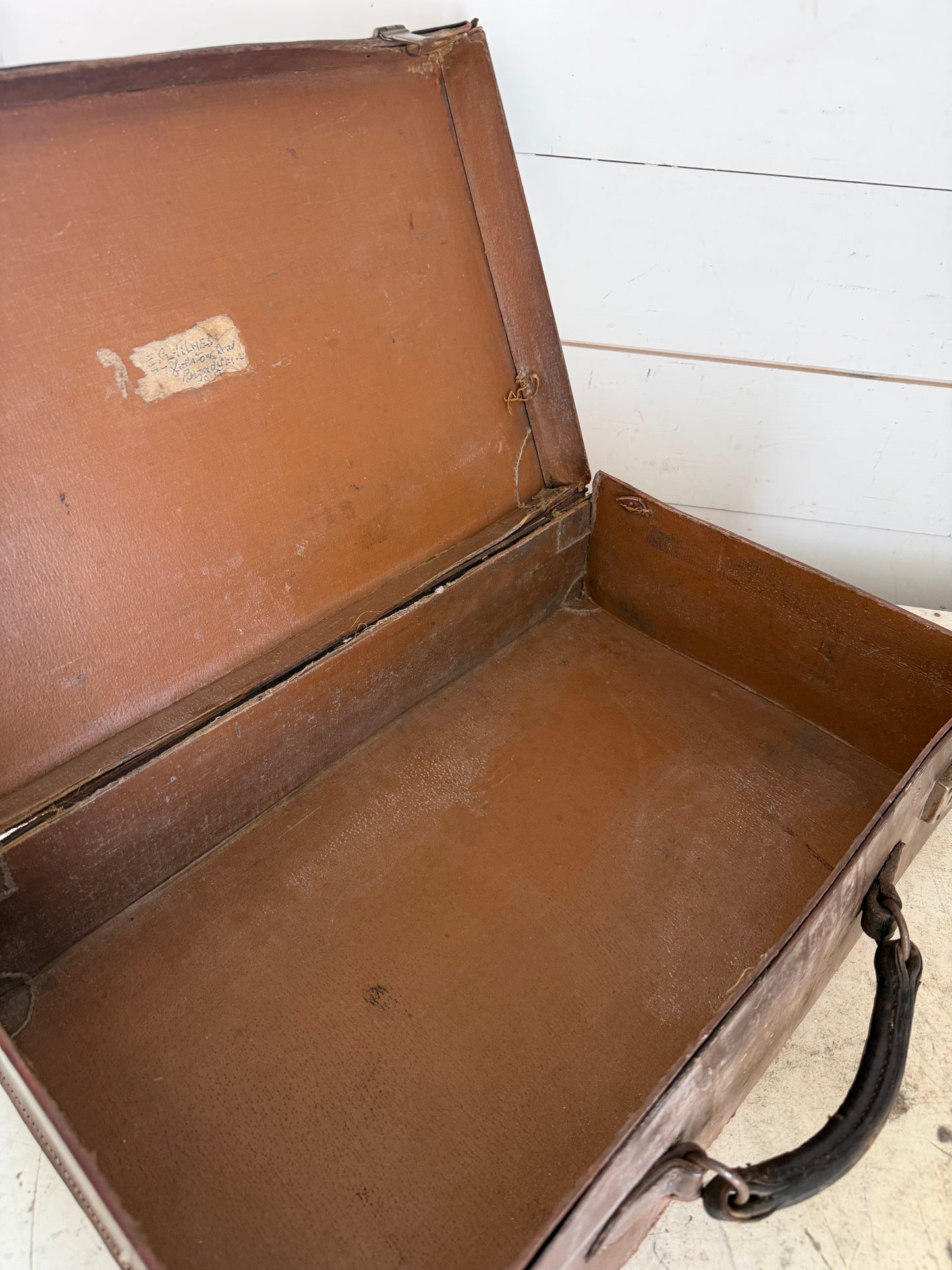 EARLY 20TH CENTURY ENGLISH LEATHER SUITCASE IN BROWN