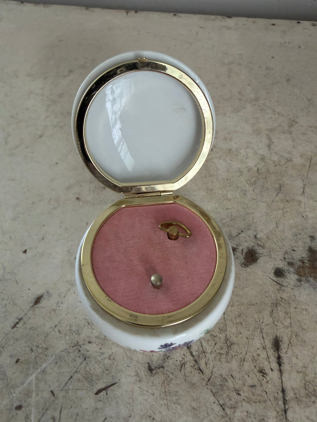 Heritage House Porcelain Music Box “Valentines Serenade” finicky but does work