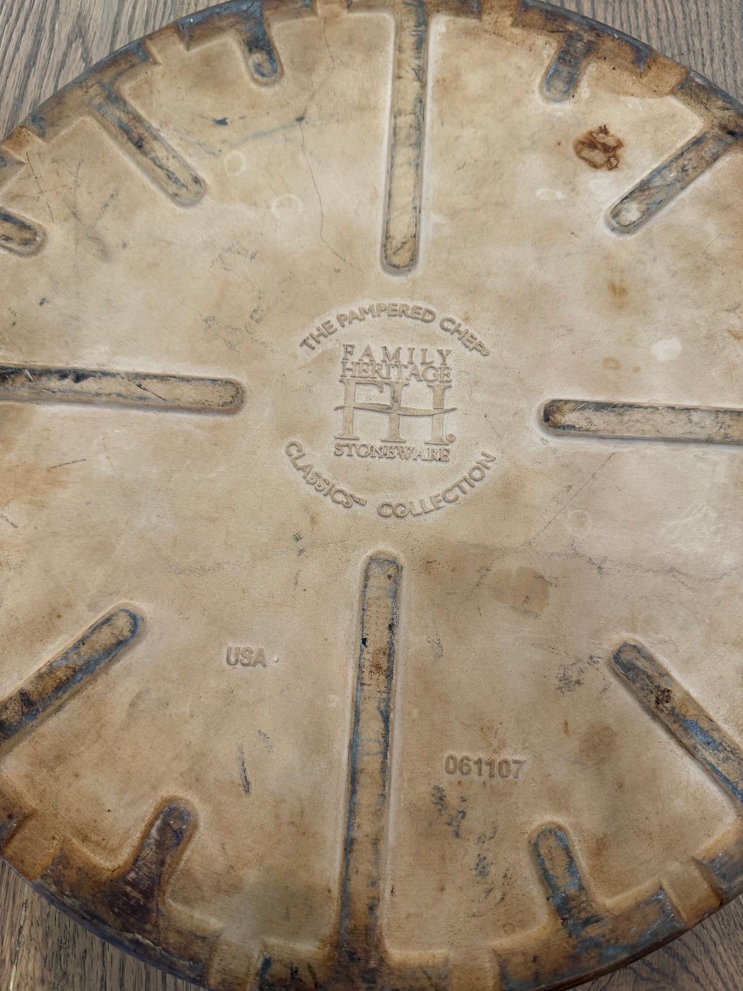 Pampered Chef Stoneware 13” Pizza Round With Handles