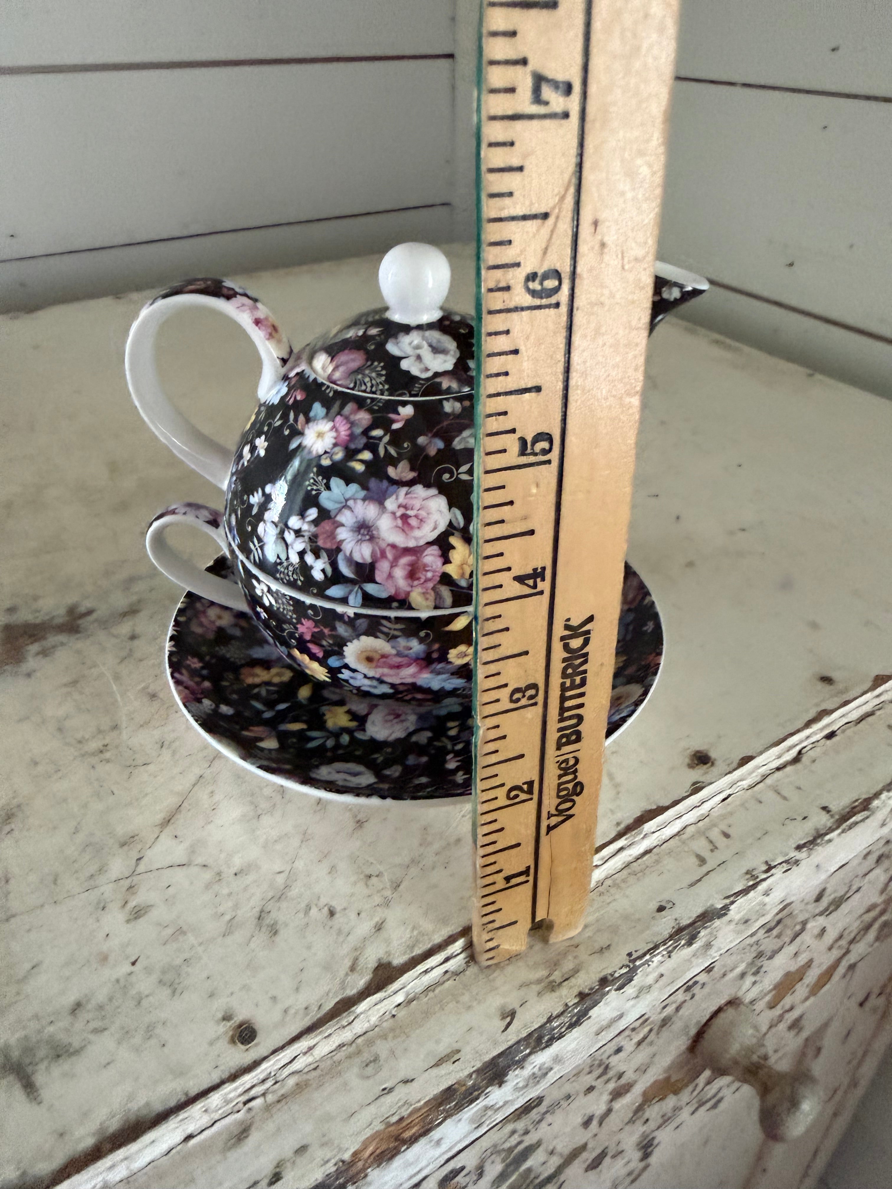 Gracie Tea for one pot and cup and saucer set